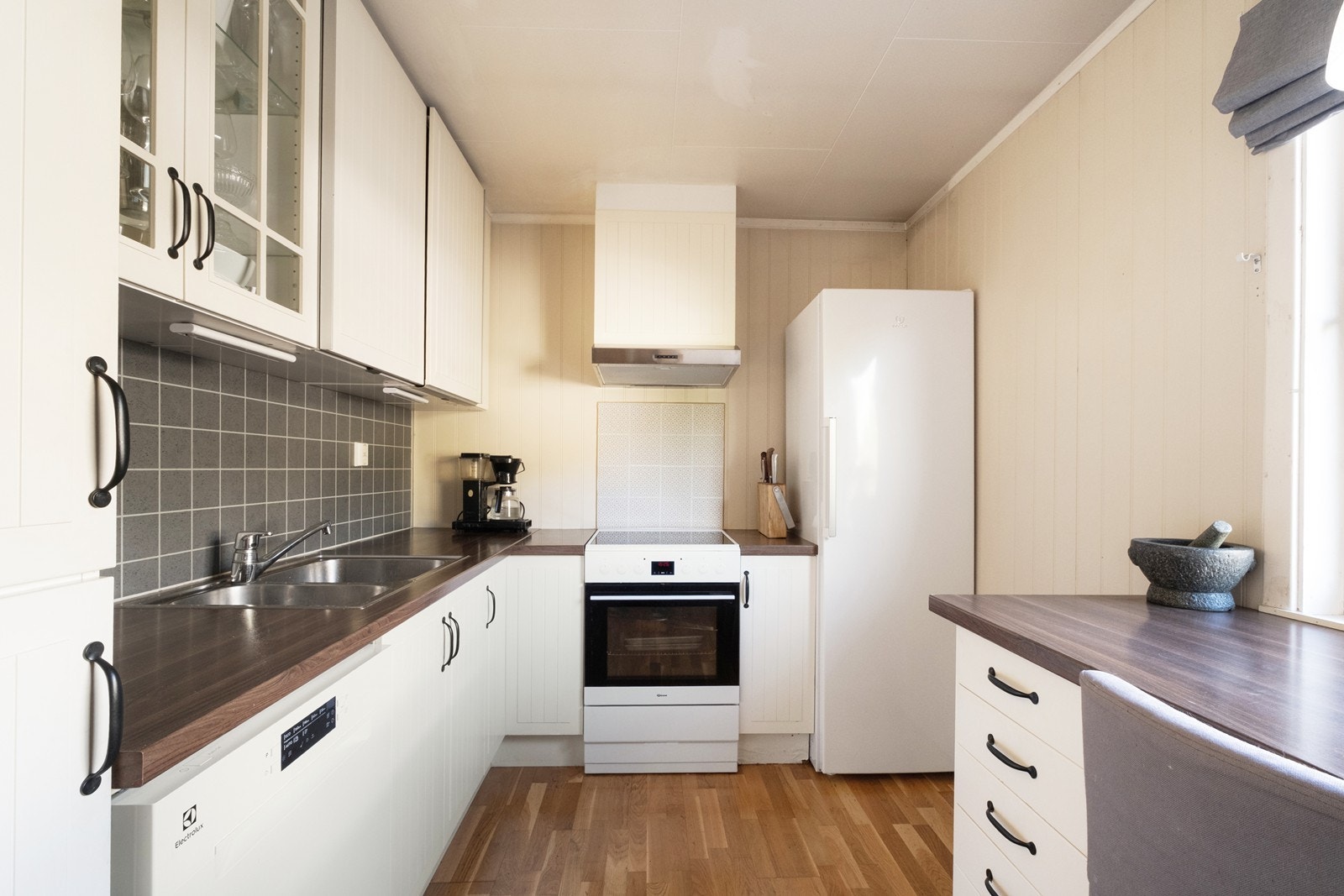 Kjøkkenet er utstyrt med laminatbenkeplate og plass til komfyr, oppvaskmaskin og kjøleskap. Galleribilde