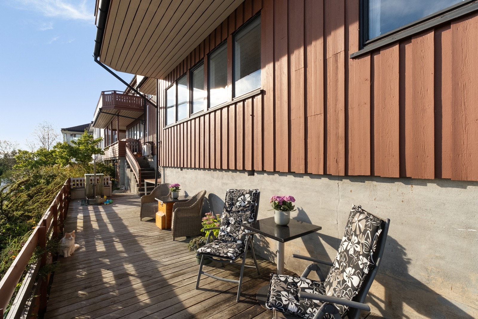 Treterrassen er perfekt for utendørs samlinger. Galleribilde