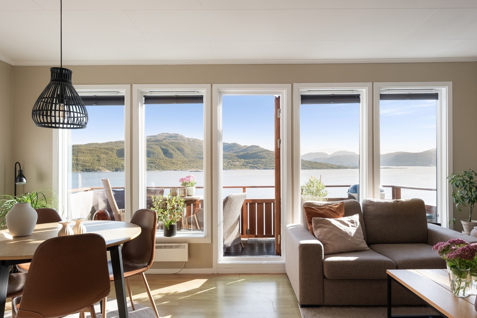 Store vindusflater gir fantastisk utsikt mot Bolgsvaet, Freikollen og innover Bremsnesfjorden. Galleribilde