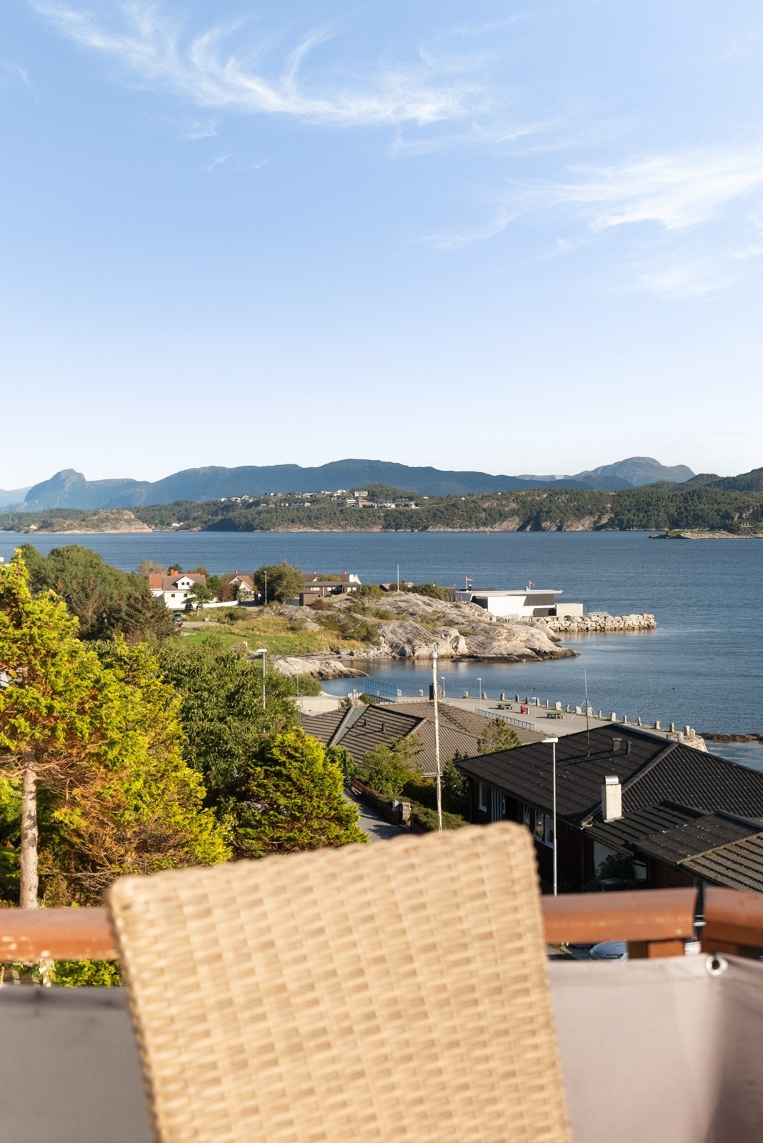 Østover ser man helt mot Magnhildberget ved starten av Tingvollfjorden. Galleribilde