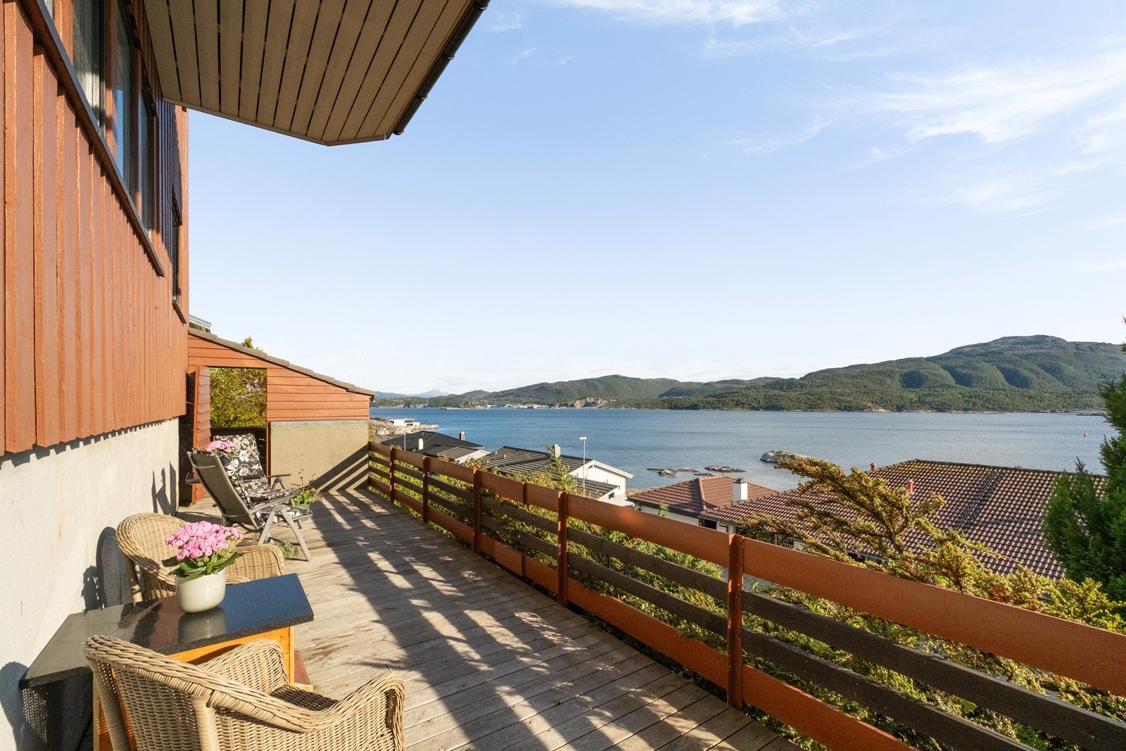 Markterrassen gir romslige uteoppholdsarealer med utsikt mot sjøen. Galleribilde