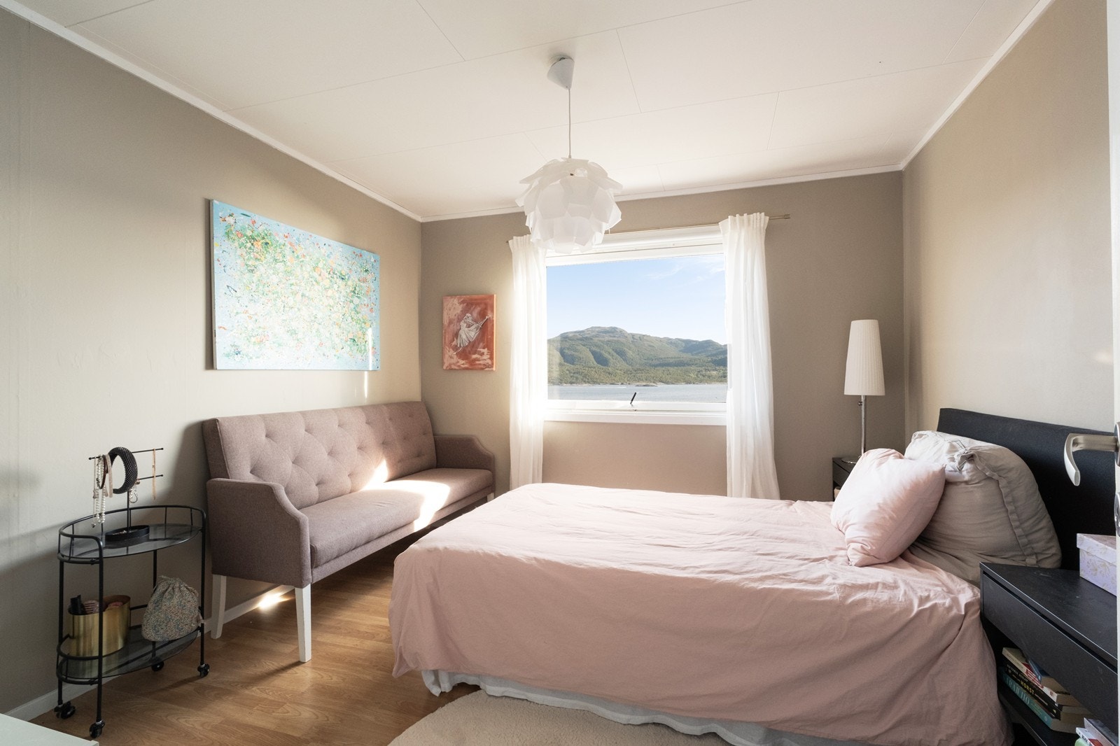 Soverommet i kjeller med stort vindu som gir naturlig lys og utsikt. Galleribilde