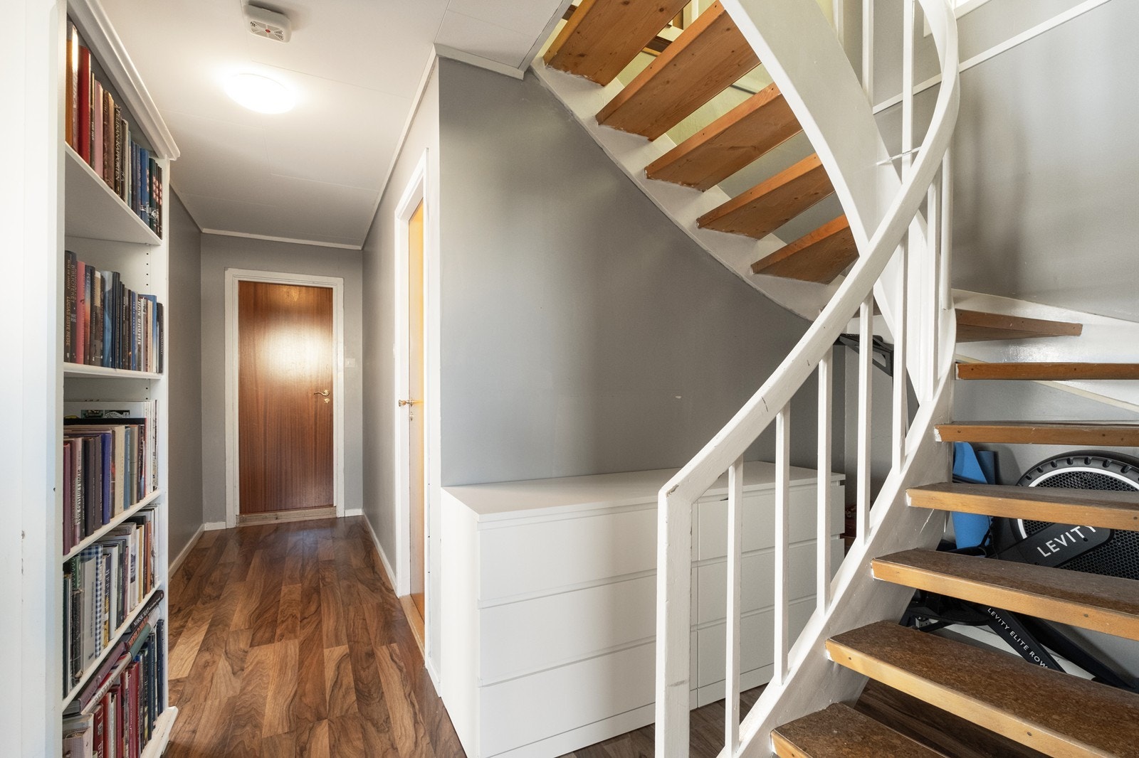Innvendige trapper i tre gir enkel adkomst mellom etasjene. Laminatgulv gir en slitesterk overflate i gangen. Galleribilde