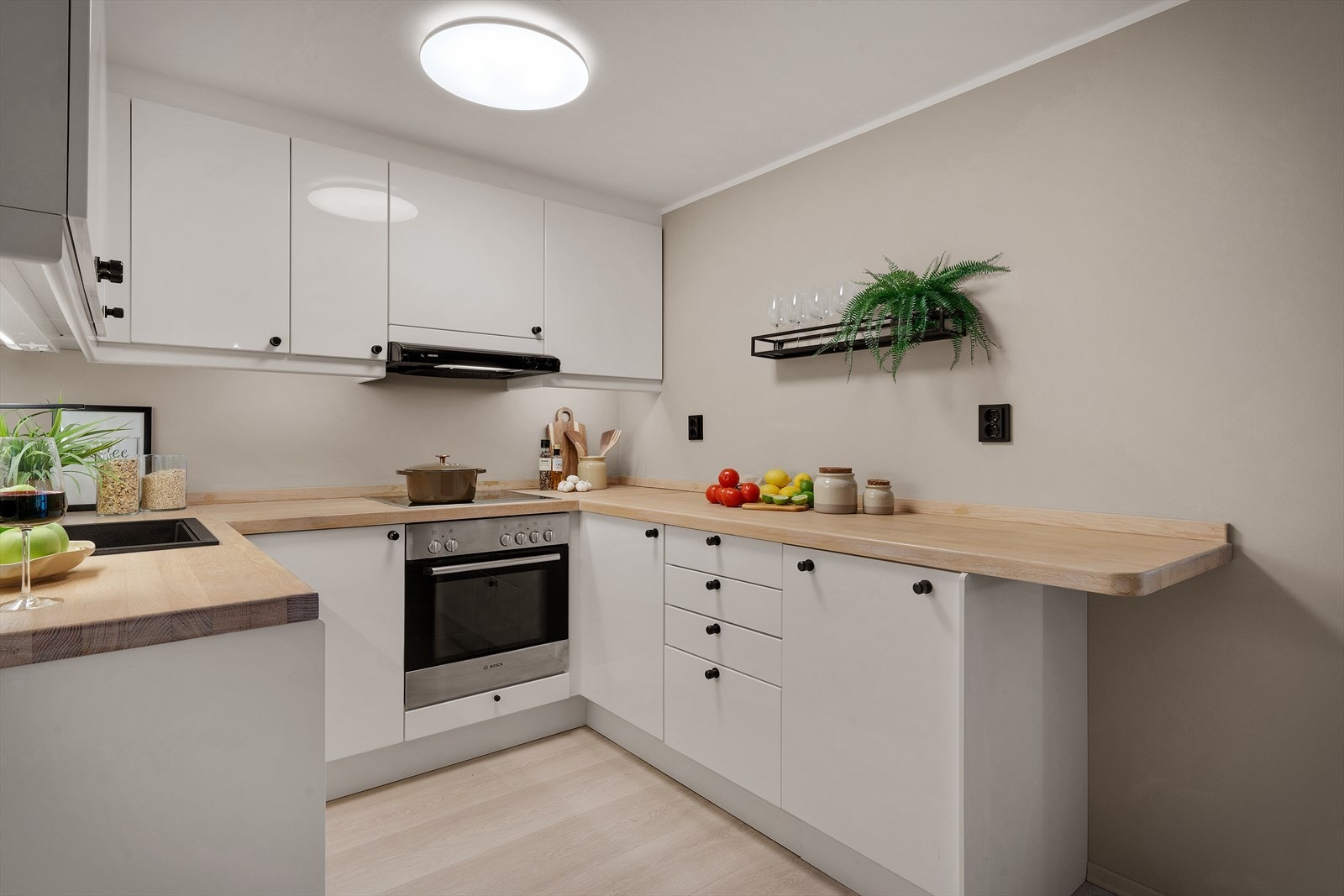 - Handle inn til middagen? Nærmeste matbutikk ligger 1 minutts gange unna - Galleribilde