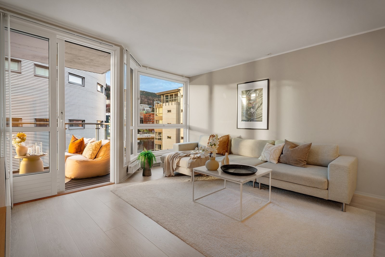 - Romslig stueareal, der du kan nyte sjøen inn i stuen - Galleribilde