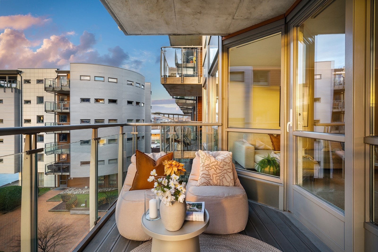 - På balkongen kan du nyte fine dager i rolige omgivelser. Balkongen er overbygget, noe som gjør bruksmulighetene enda større - Galleribilde