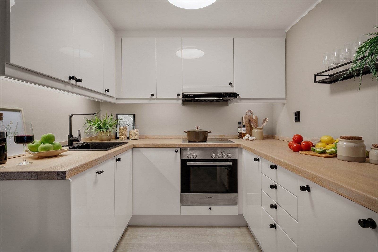 - Et pent kjøkken med rikelig av oppbevaring og benkeplateplass. - Perfekt for de som er glad i å lage mat! - Galleribilde