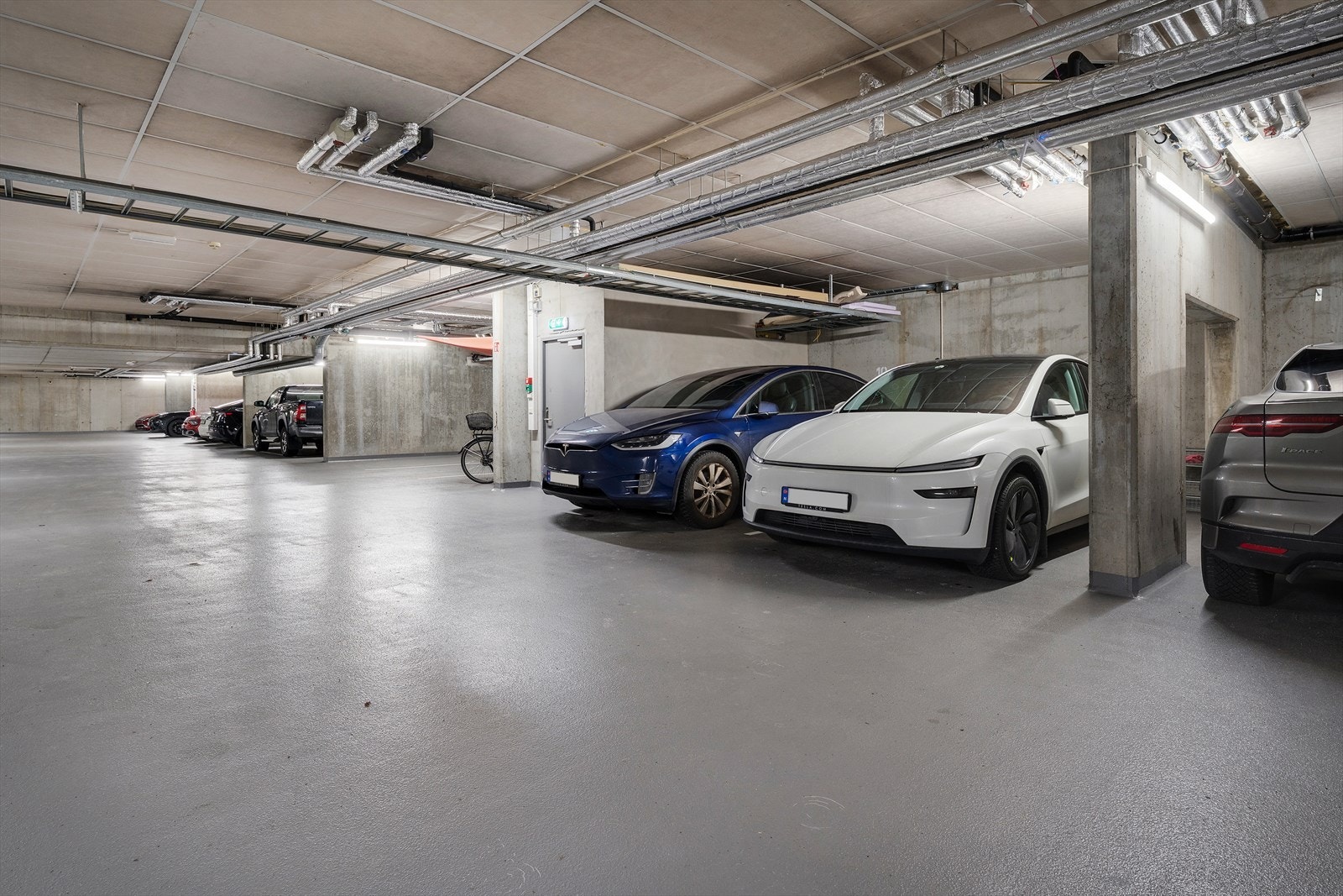 - Garasjeplass m/elbil-lader - Galleribilde