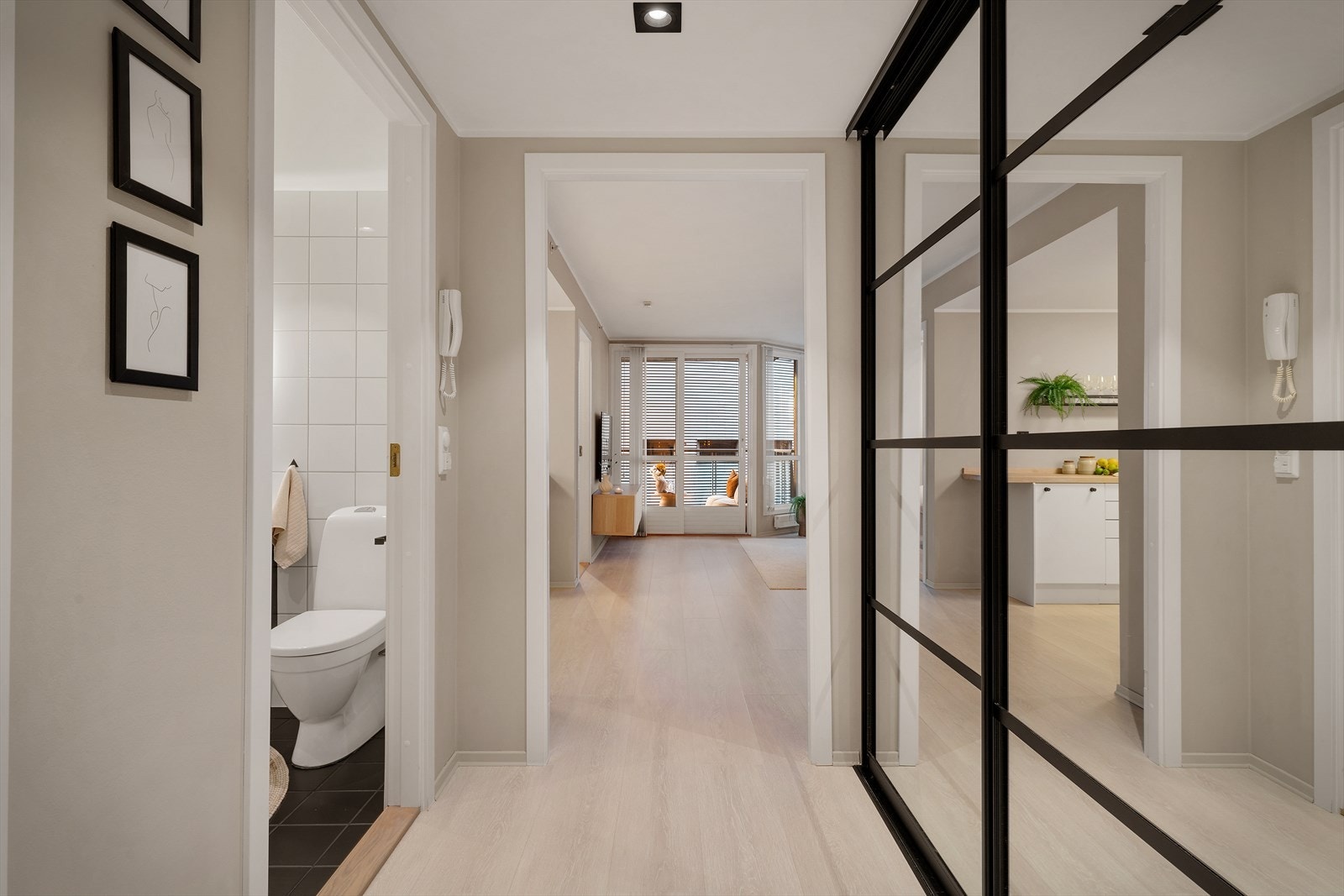 - Gjennomgående er at selger har investert praktisk lagringsareal i gang, soverom og vaskerom - Galleribilde