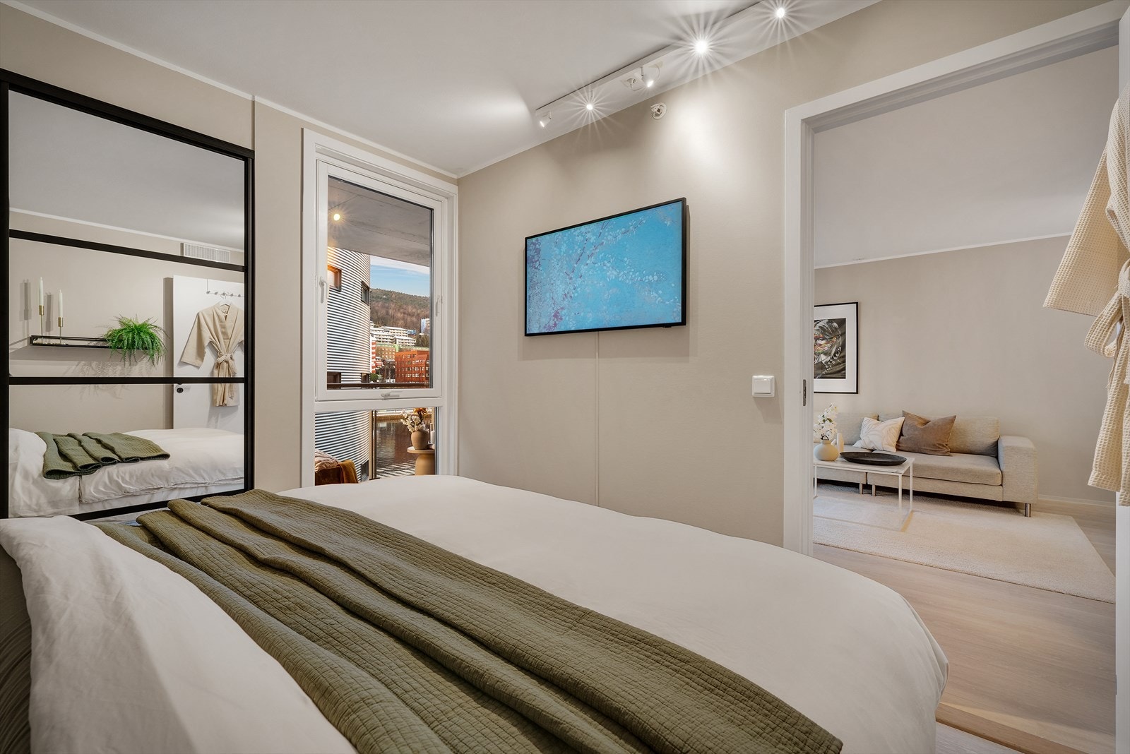 - Boligen er malt i delikate og tidsriktige farger - Galleribilde