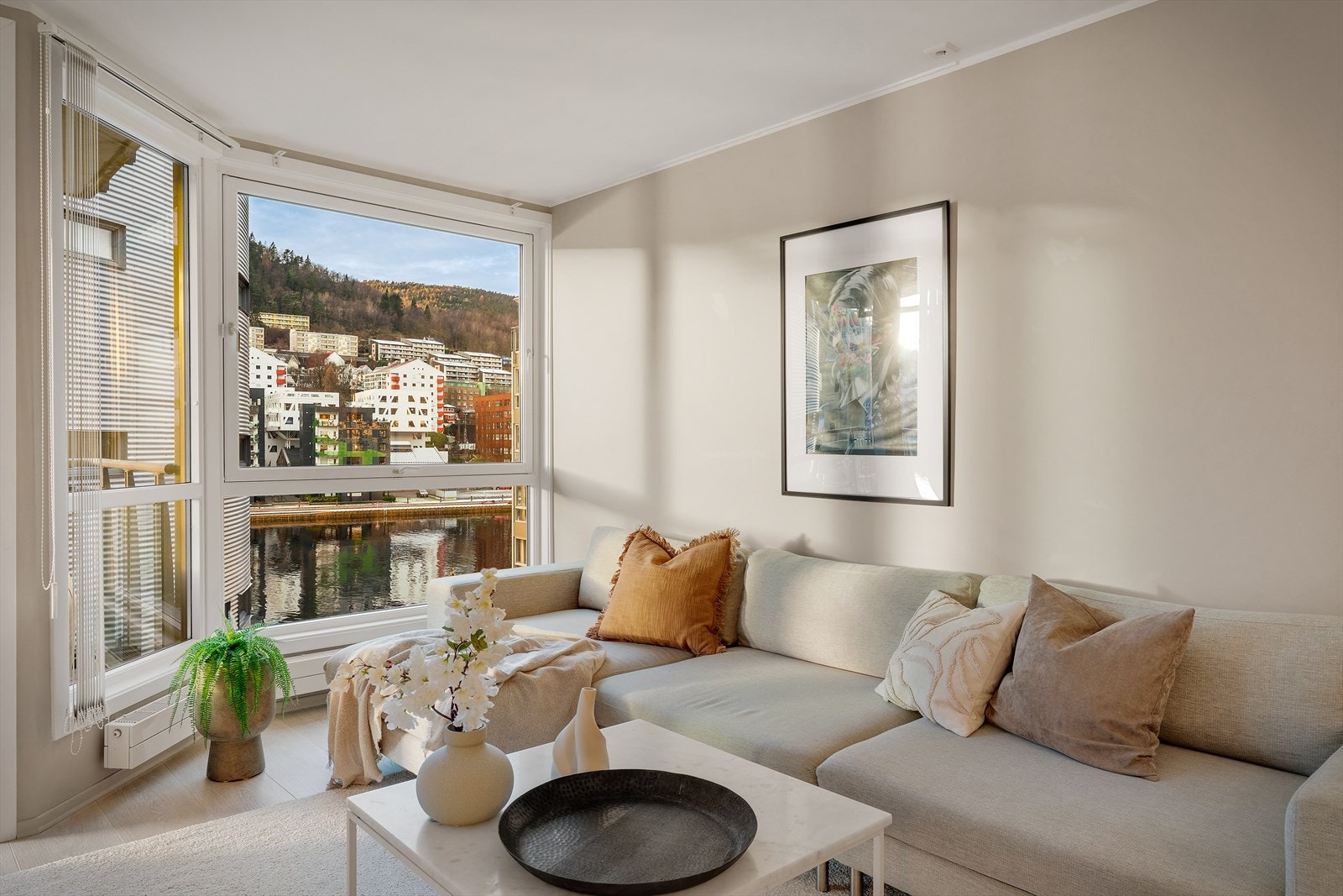 - Store vindusflater bidrar til godt lysinnslipp, og ikke minst nydelig utsikt over Damsgårdsundet og idyllisk båttrafikk - Galleribilde