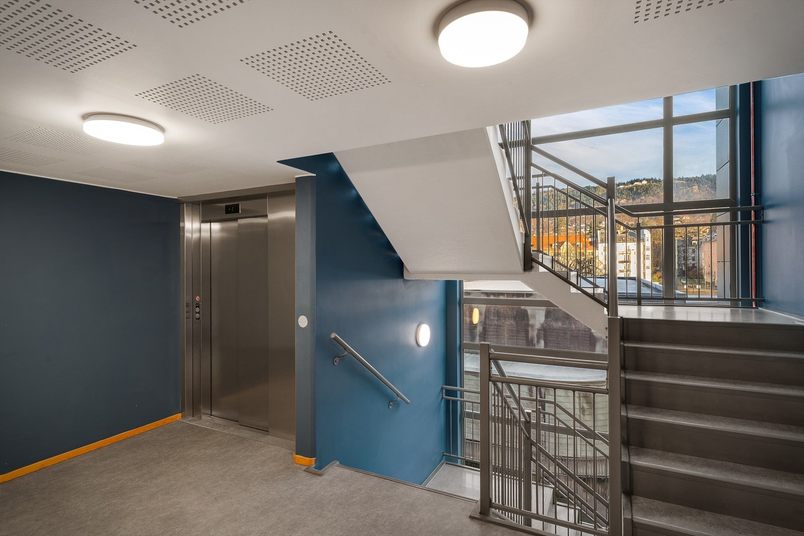 - Puddefjorden Borettslag er veldrevet med positiv økonomi, nyere heis. I bakgrunnen kan du se opp til Fløyen- Galleribilde