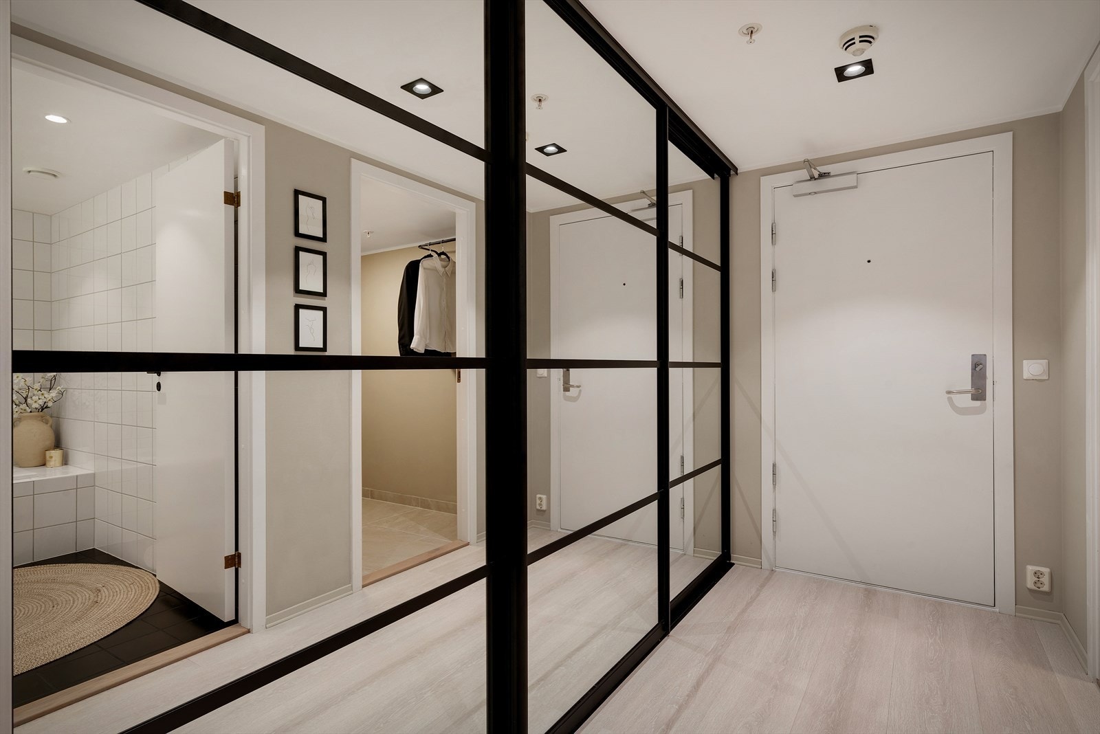 - Felleskostnader inkluderer blant annet grunnpakke internett, kommunale avgifter og eiendomsskatt, strøm i fellesareal samt felles drift og vedlikehold - Galleribilde