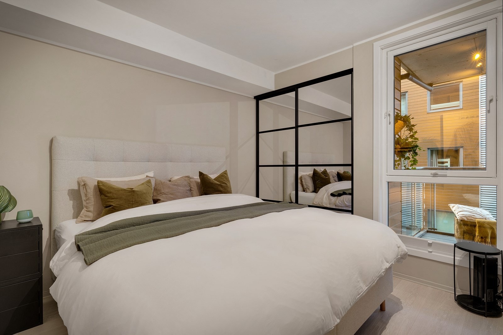 - Du har to romslige, innredede rom. Hovedsoverommet måler 9,3m² og har god plass til dobbeltseng, garderobe og øvrig møblement - Galleribilde