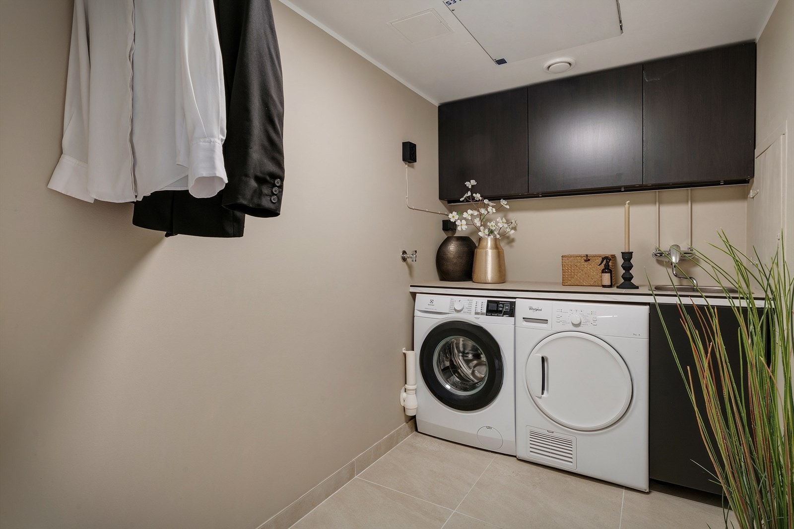 - Det finnes få leiligheter med dedikert vaskerom. Hverdagsluksus. Flislagt og med utslagsvask - Galleribilde