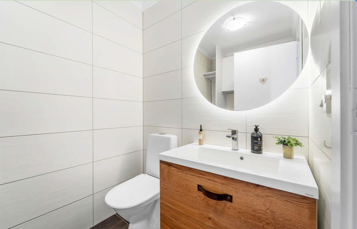 Toalett/vaskerom. Vaskemaskin følger med. Galleribilde