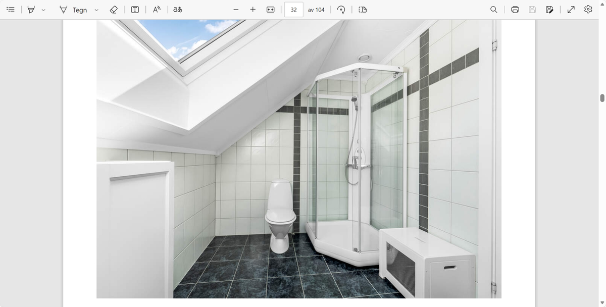 Takvinduet gjør at badet virker ekstra stort. Galleribilde