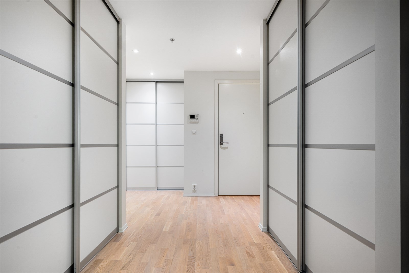 Velkommen inn i en romslig entrè med svært god lagringsplass. Galleribilde