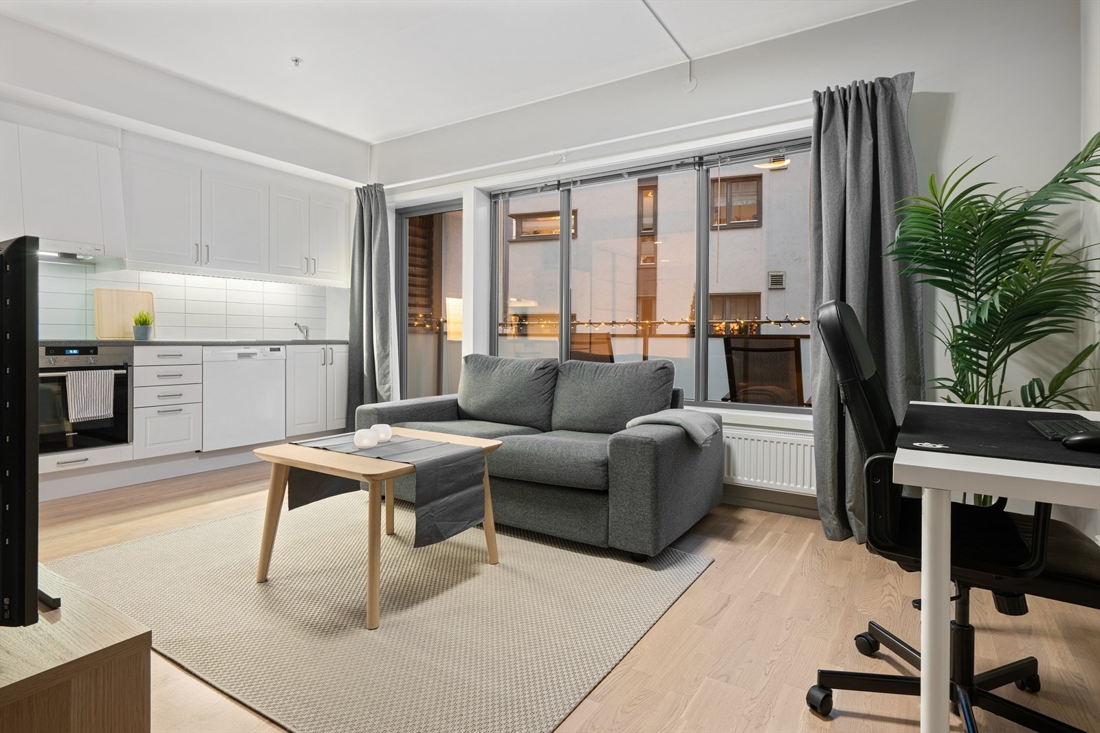 Stuen har store vindusflater som gir godt lysinnslipp. Galleribilde