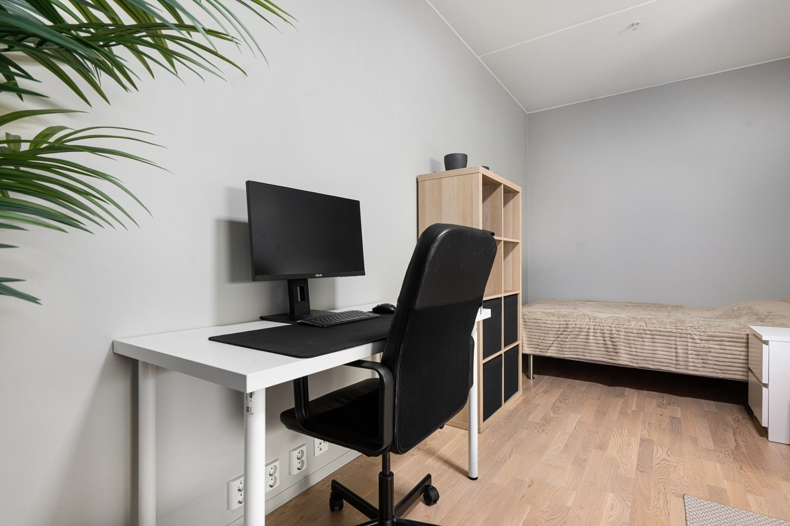 Fin kontorplass, samt slette malte vegger som gir et ryddig inntrykk. Galleribilde