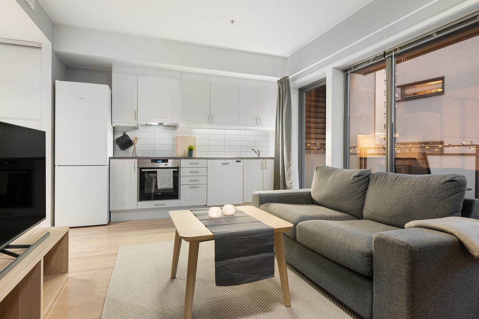 Åpen planløsning mellom stue og kjøkken gir romslig følelse. Galleribilde