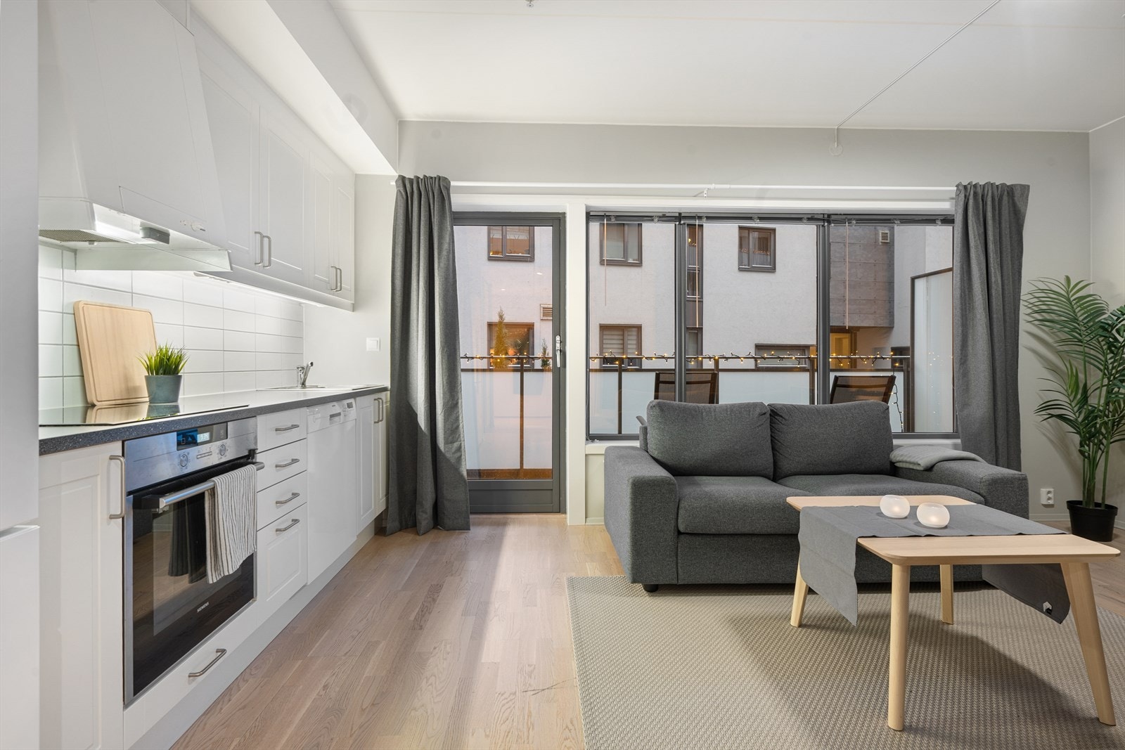 Kjøkkenet har integrert komfyr og en praktisk laminat benkeplate. Galleribilde