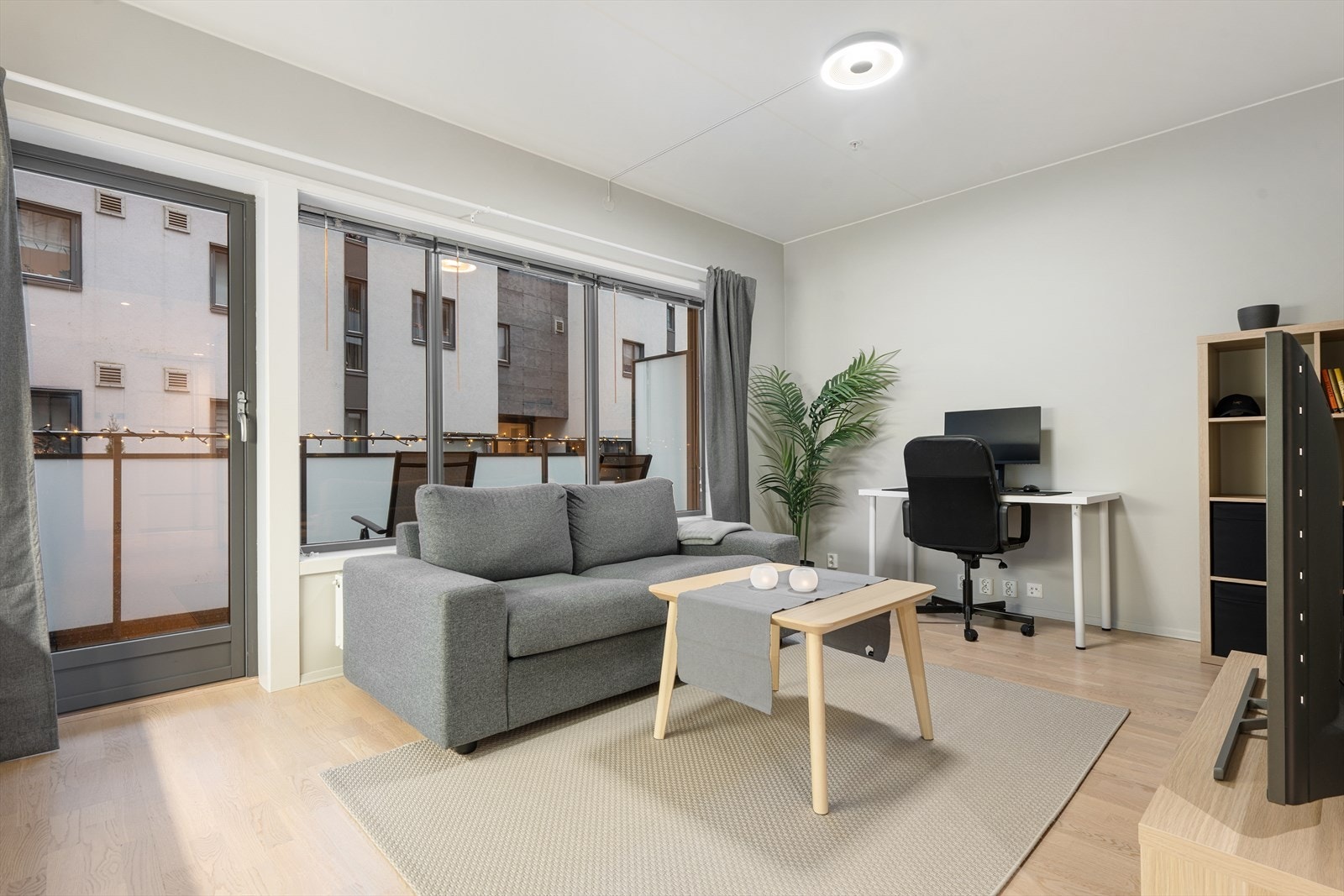 Stuen er lys og romslig med store vinduer og utgang til balkong. Galleribilde