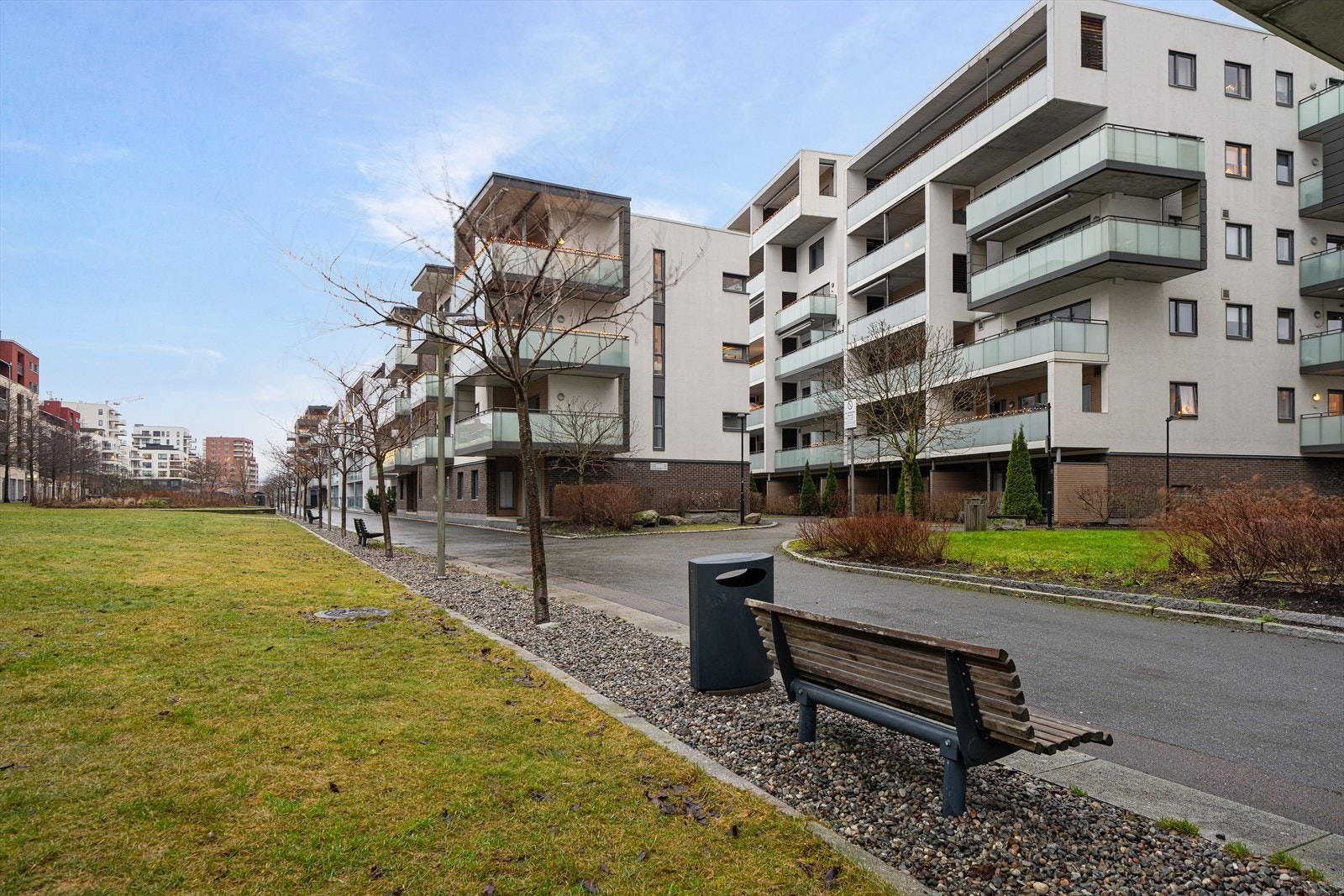 Pent opparbeidet uteområde med asfalterte internveier og grøntarealer. Galleribilde