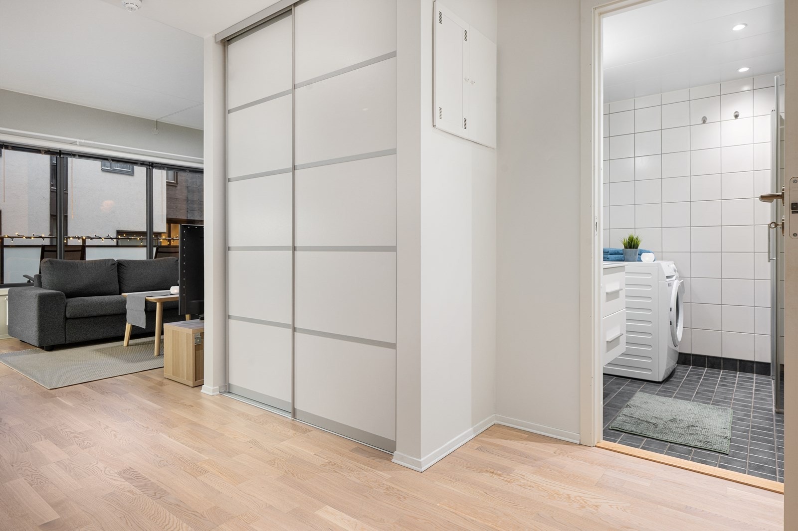 Fra entréen er det enkel tilgang til både stue og bad. Galleribilde