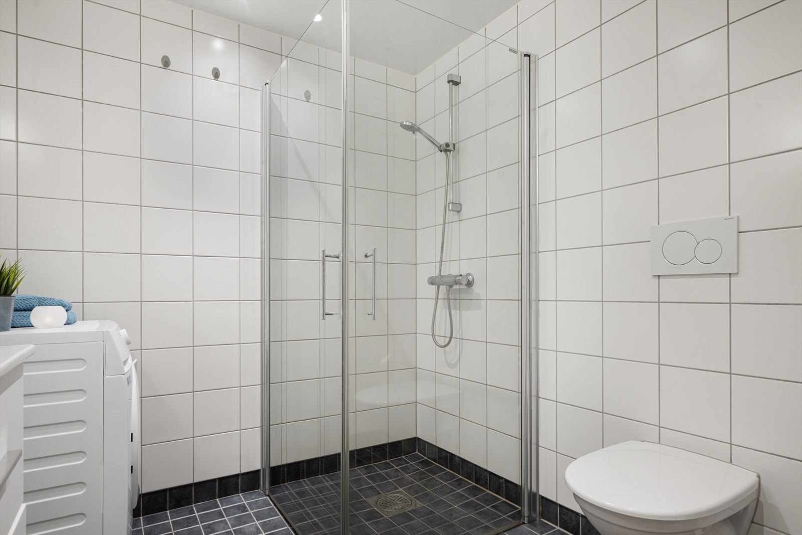 Dusjhjørnet har en sprekt sokkelflis, men ellers fremstår badet i god stand, ref. tilstandsrapport. Galleribilde