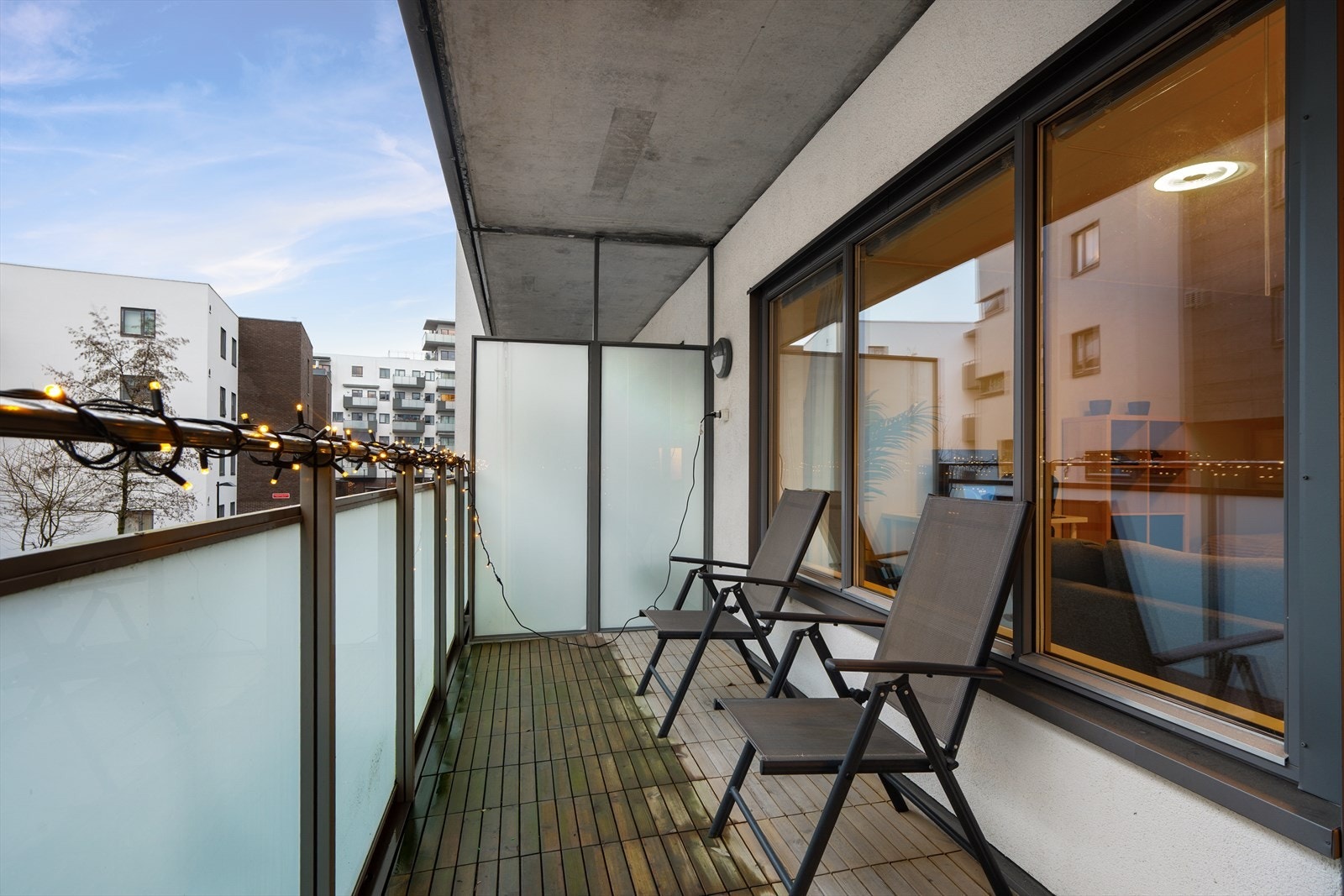 Verandaen på 8 m2 har rekkverk i frostet glass og metall. Galleribilde