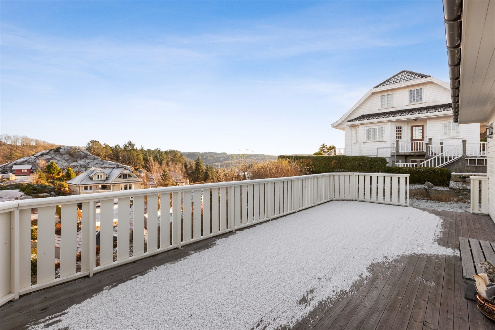 Boligen går over to plan og kan skilte med blant annet flott utsikt, to terrasser og hage. Galleribilde