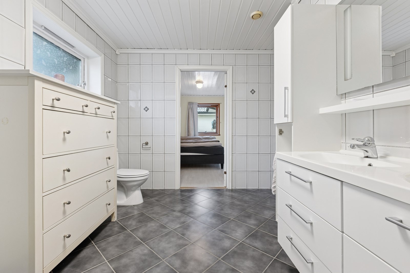 Innredningen består av et dusjkabinett, toalett og en servantseksjon. Galleribilde