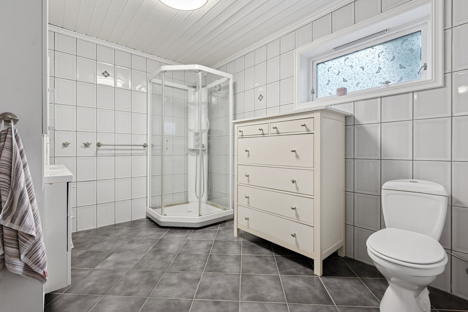 Badet er flislagt og holder standard fra byggeåret. Galleribilde