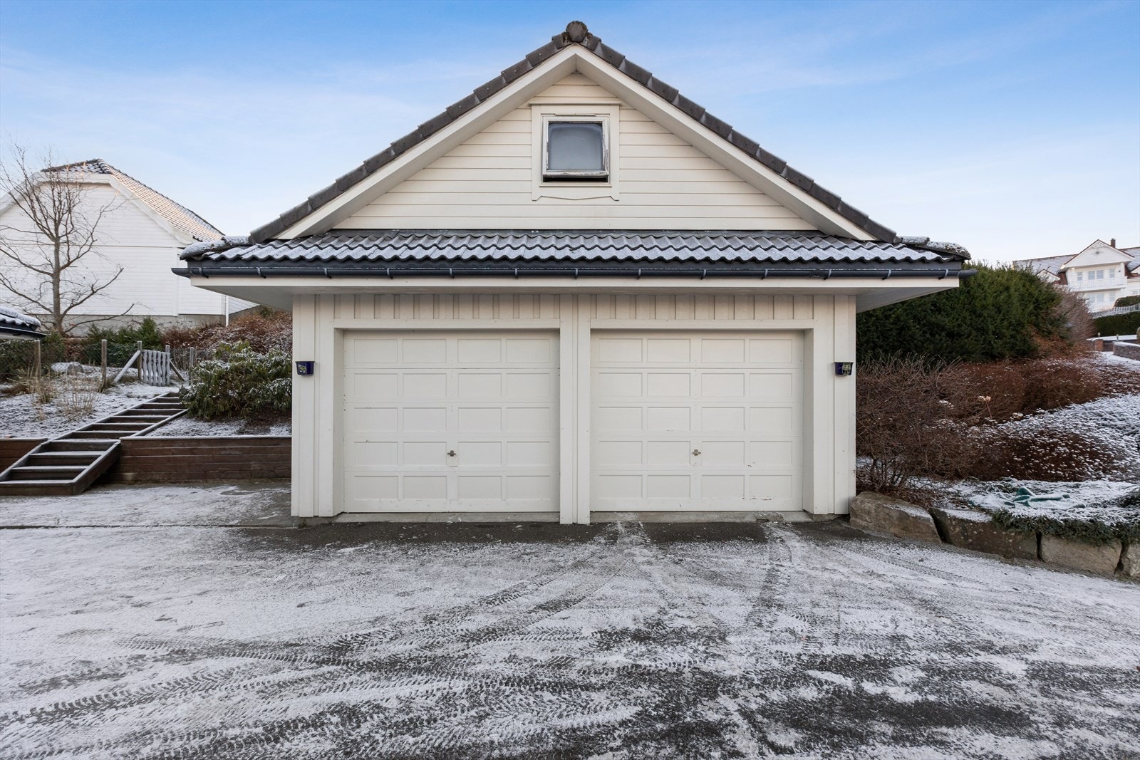 På eiendommen står en romslig garasje, oppmålt til ca. 37 kvm i første etasje, med et tilhørende loftsrom på ca. 14 kvm. Galleribilde