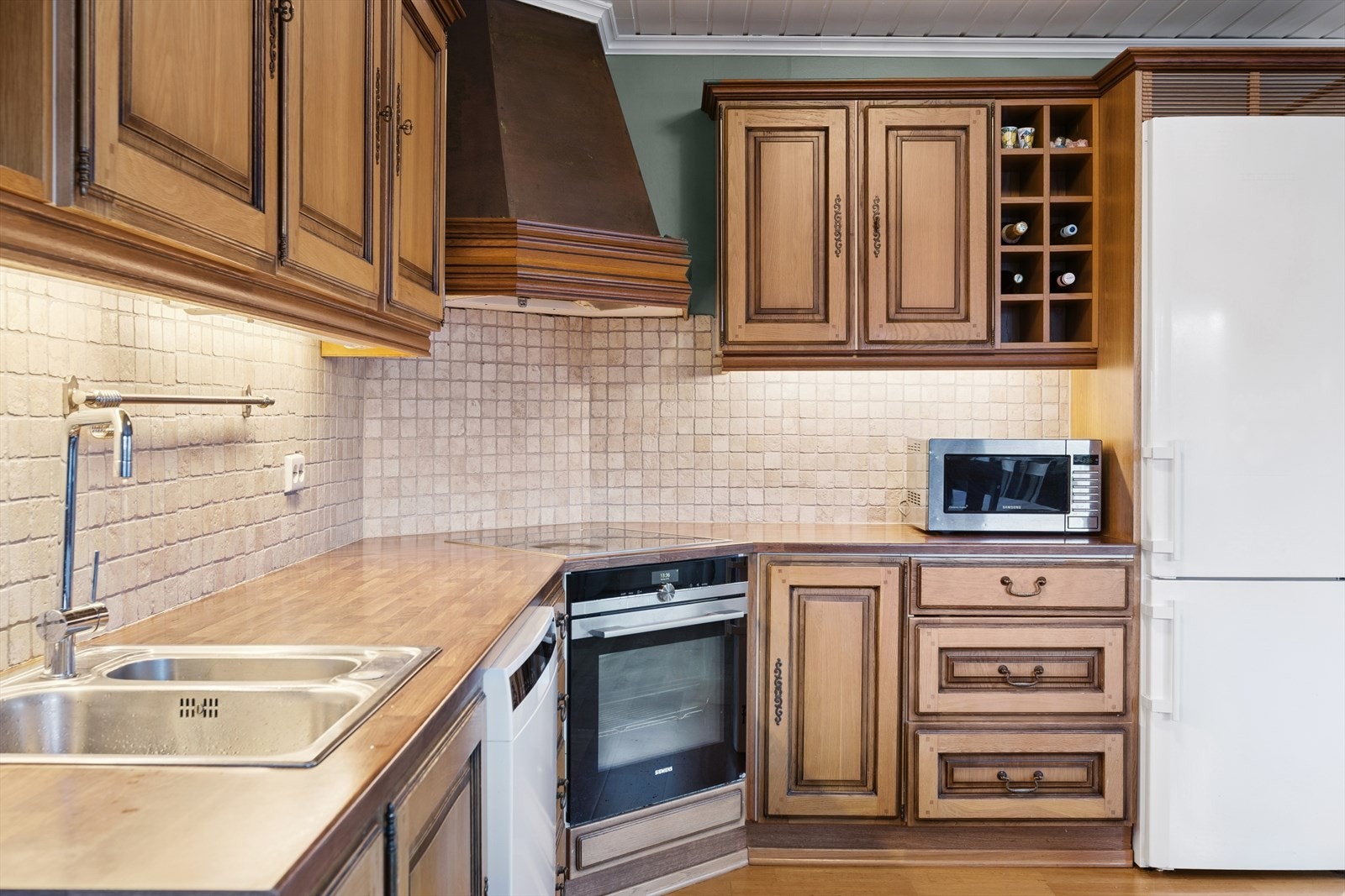 Innredningen er fra byggeåret og består av profilerte fronter samt en laminert benkeplate. Galleribilde