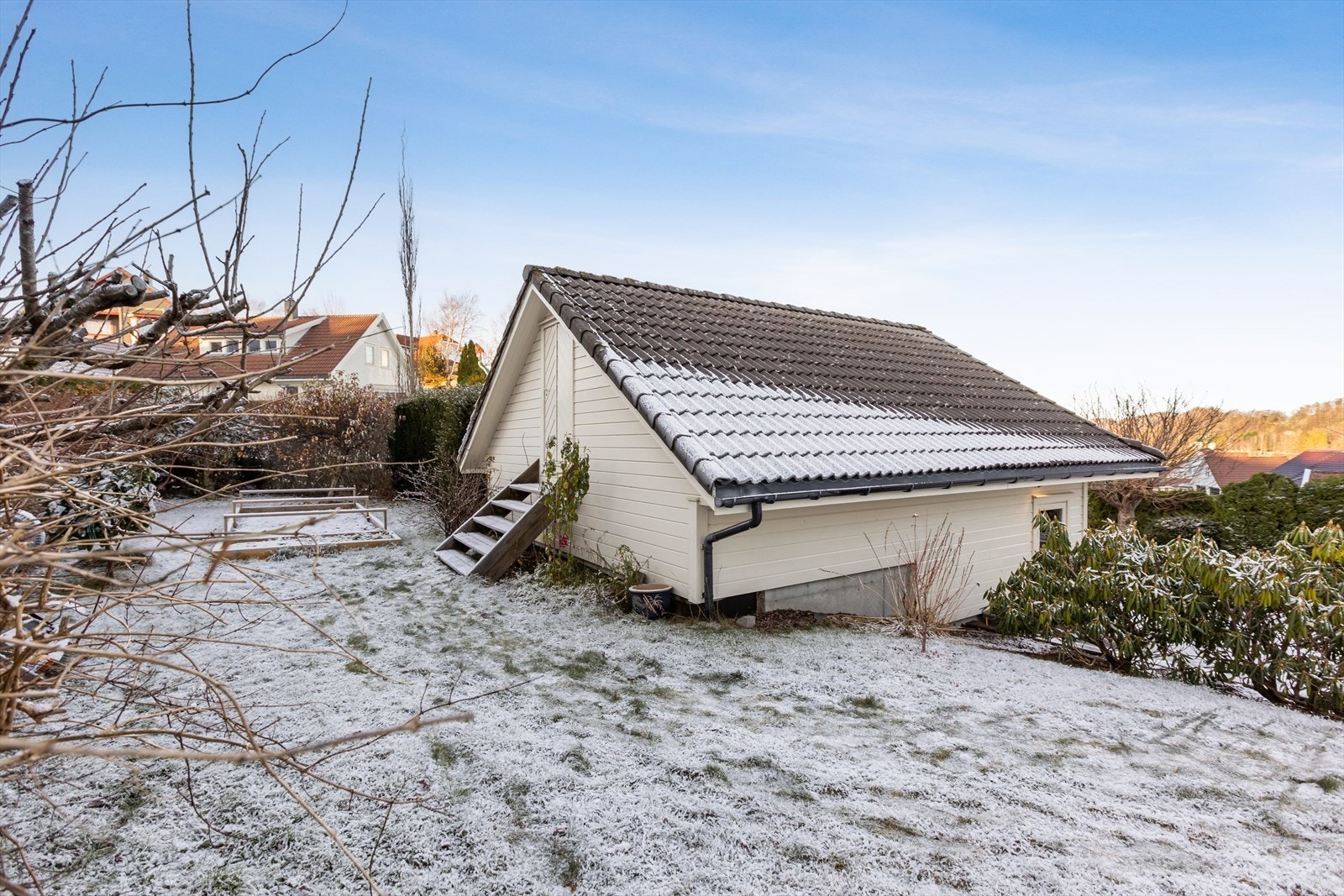 Loftet nås via egen inngang fra gavlveggen på baksiden, og brukes i dag som et praktisk bod- og lagerrom. Galleribilde