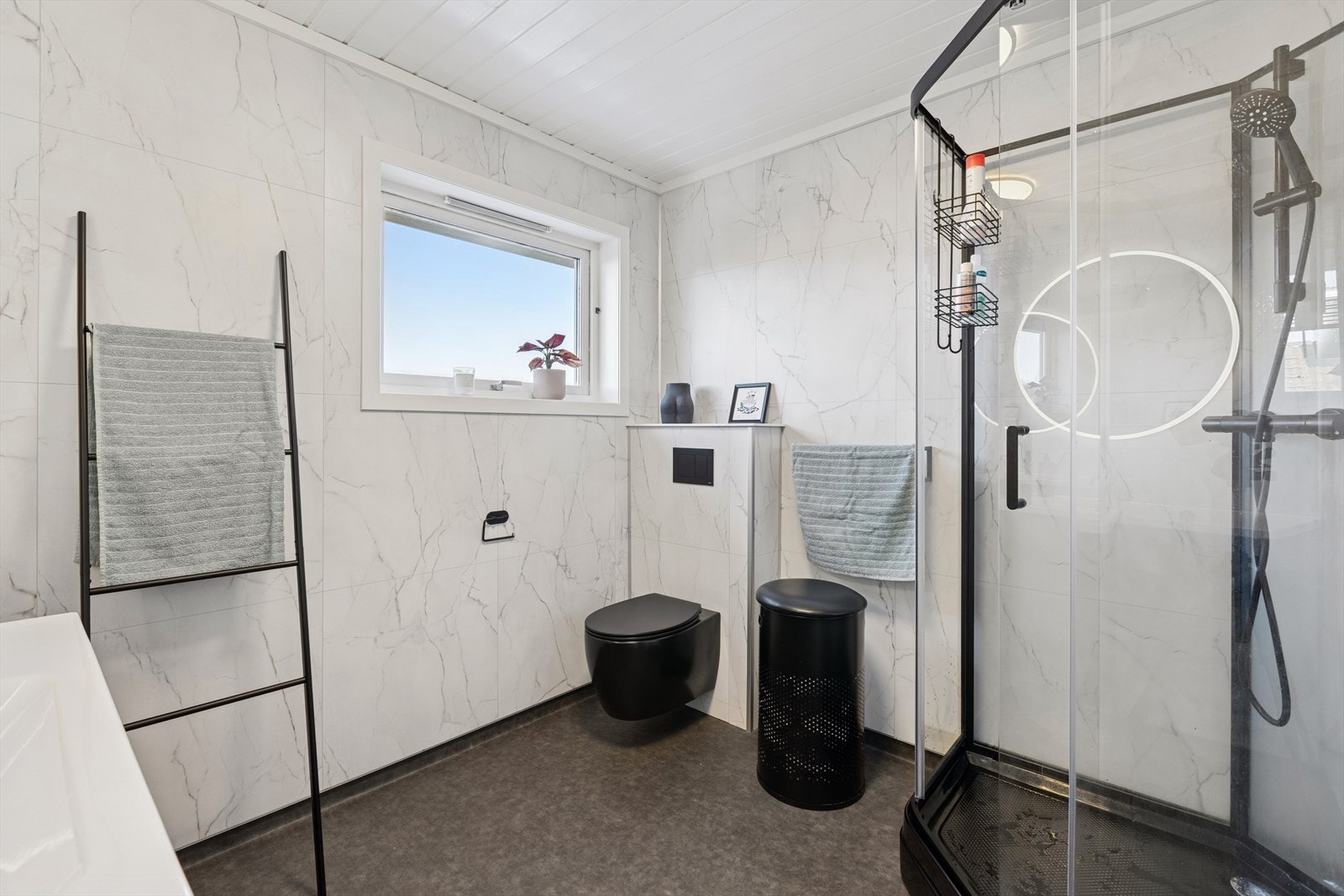 Badet er ellers innredet med dusj, toalett og en seksjon med servant. Galleribilde