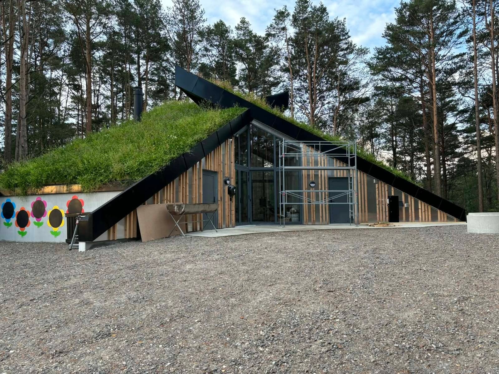 Speiderhytten ved Langevann er en moderne og naturtilpasset speiderbase ferdigstilt i 2025, som både dekker speidernes behov og fungerer som et åpent friluftstilbud for hele Egersund. Hovedrom kan lånes gratis når speiderne ikke bruker hytten. Galleribilde