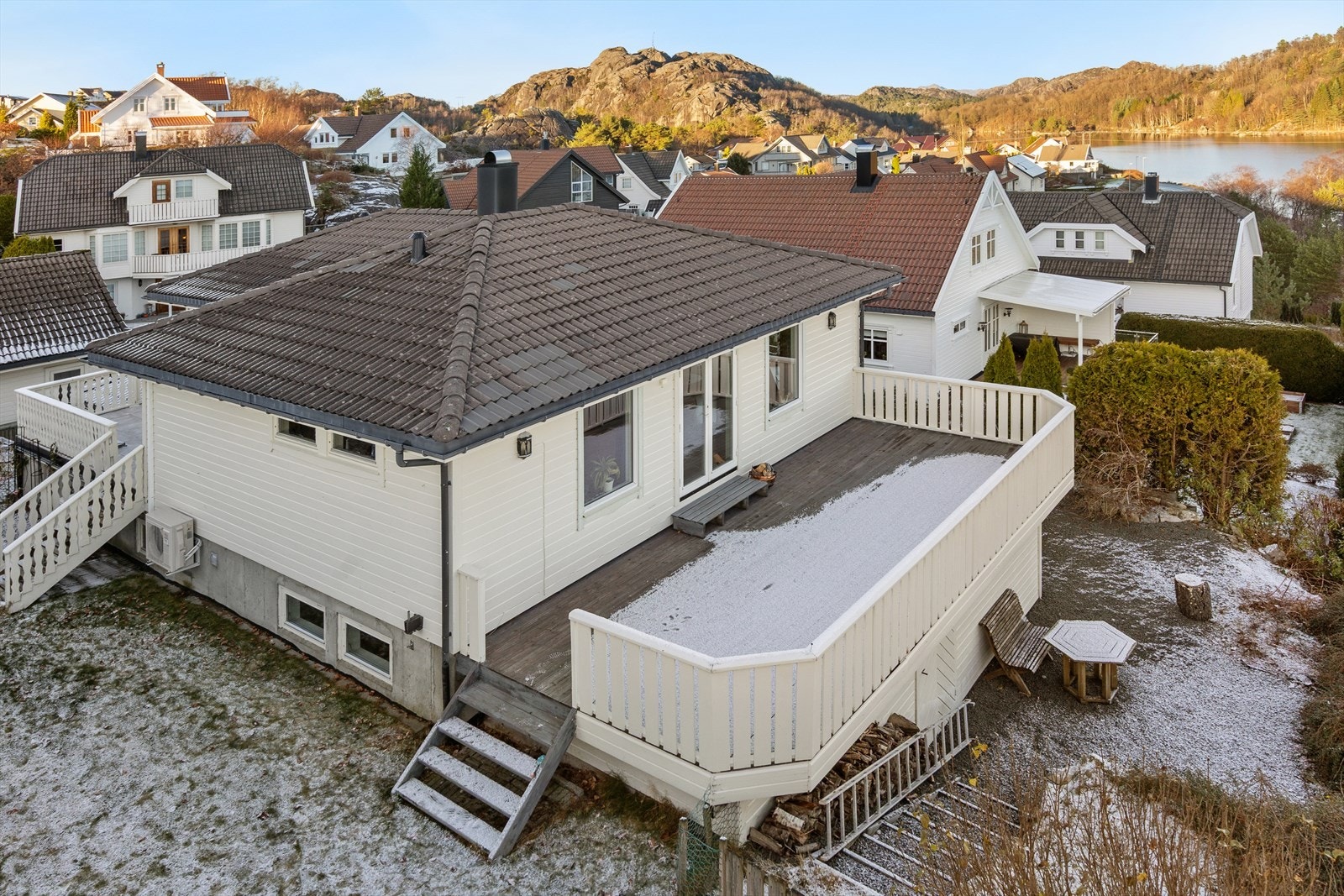 Eiendommen ligger i et veletablert boligfelt med kort avstand til sentrum. Galleribilde