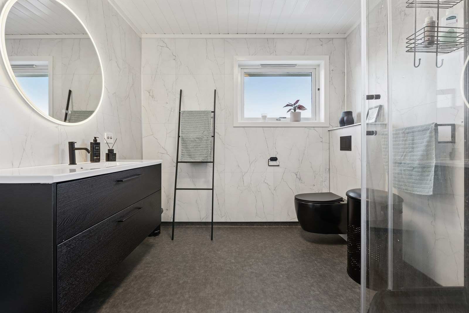 Boligen har et delikat og oppgradert bad fra 2025 hvor det ble lagt gulvbelegg, montert våtromsplater, installasjon av varmekabler og stikkontakter samt tilkobling av vann. Galleribilde