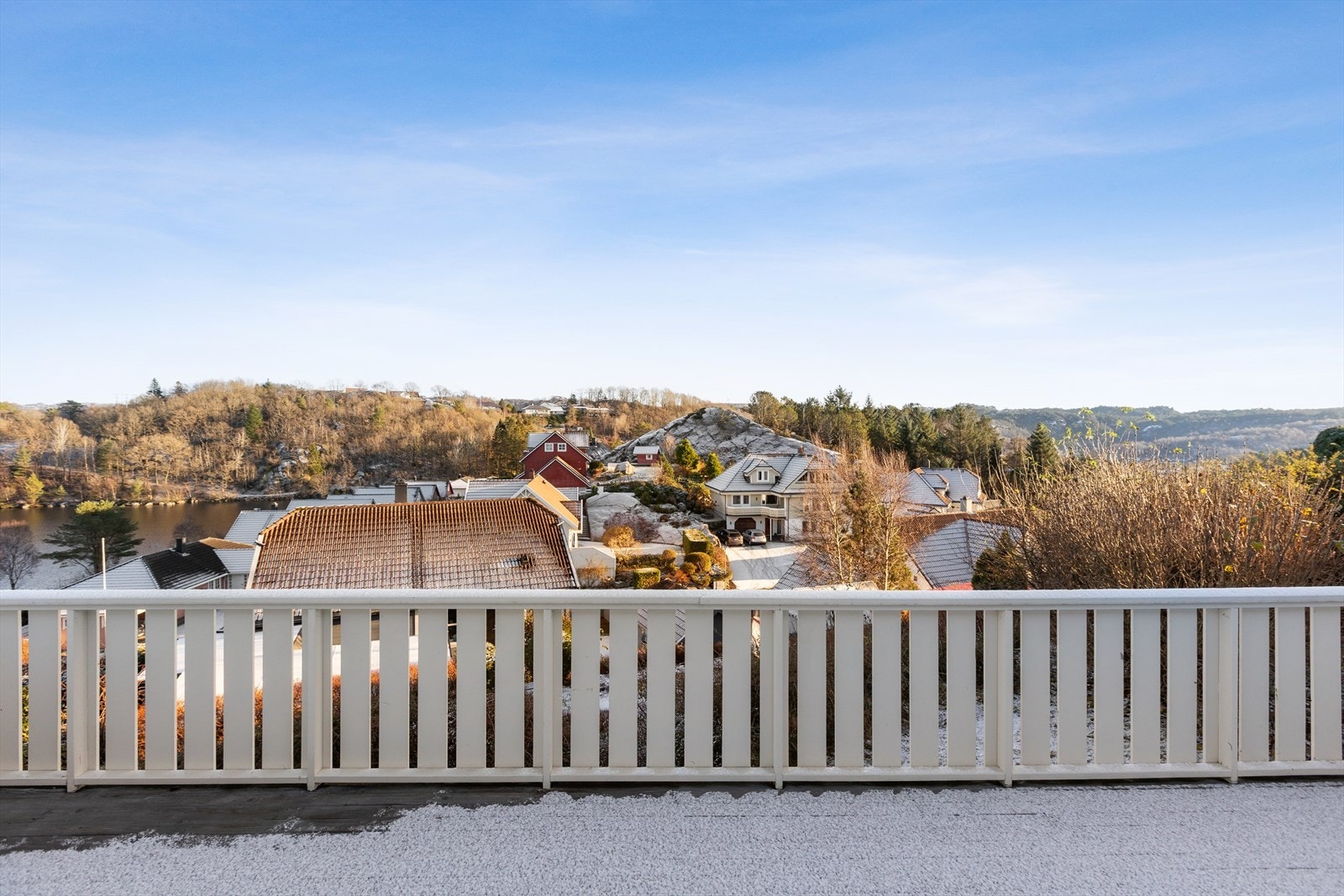 Fra terrassen har du fin utsikt mot Langevann, samt "fjell og hei". Galleribilde