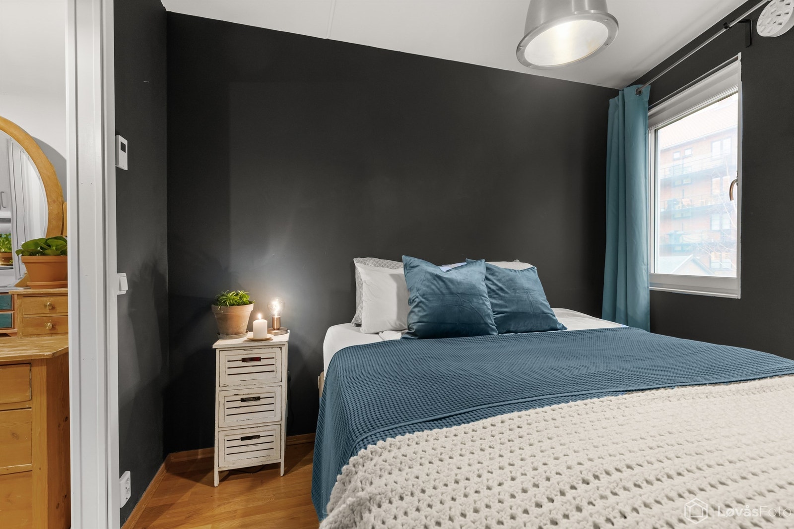 Romslig hovedsoverom med plass til dobbeltseng og tilhørende møbler. Vinduet vender ut mot rolig bakgård, og moderne fargevalg skaper en behagelig atmosfære. Galleribilde