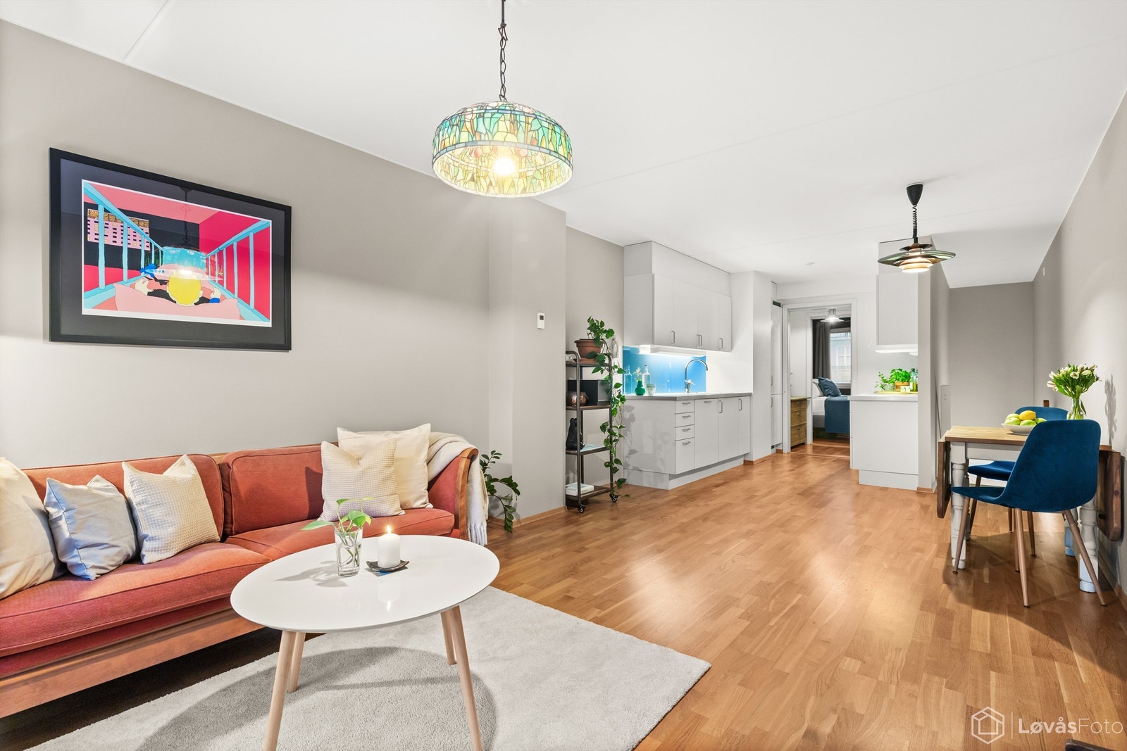 Det åpne løsningen gir en luftig og sosial atmosfære med god plass til både sofagruppe og spisebord. Galleribilde