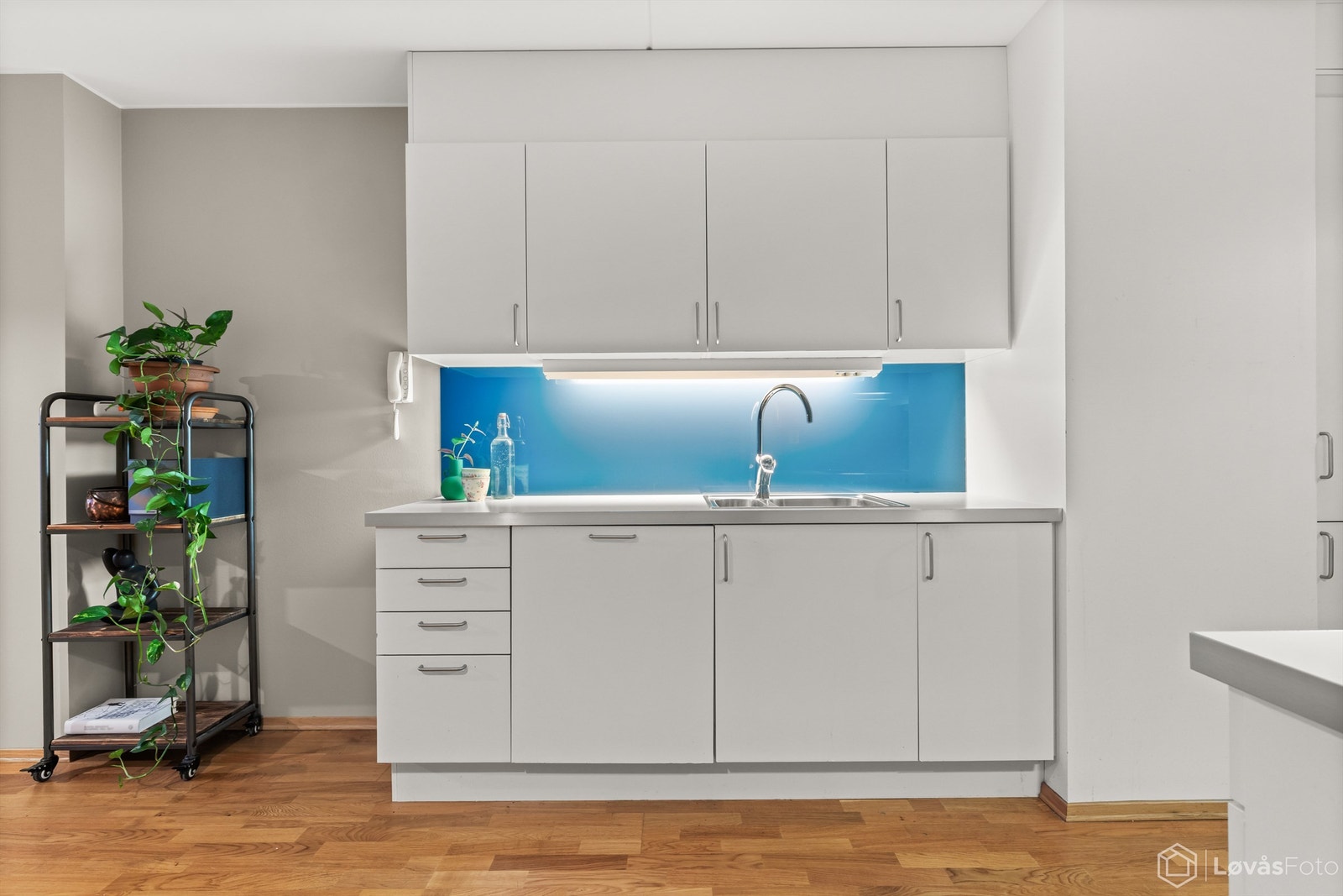 Innredningen har slette, lyse fronter fra byggeåret og laminerte benkeplater som gir et tidløst uttrykk. Galleribilde