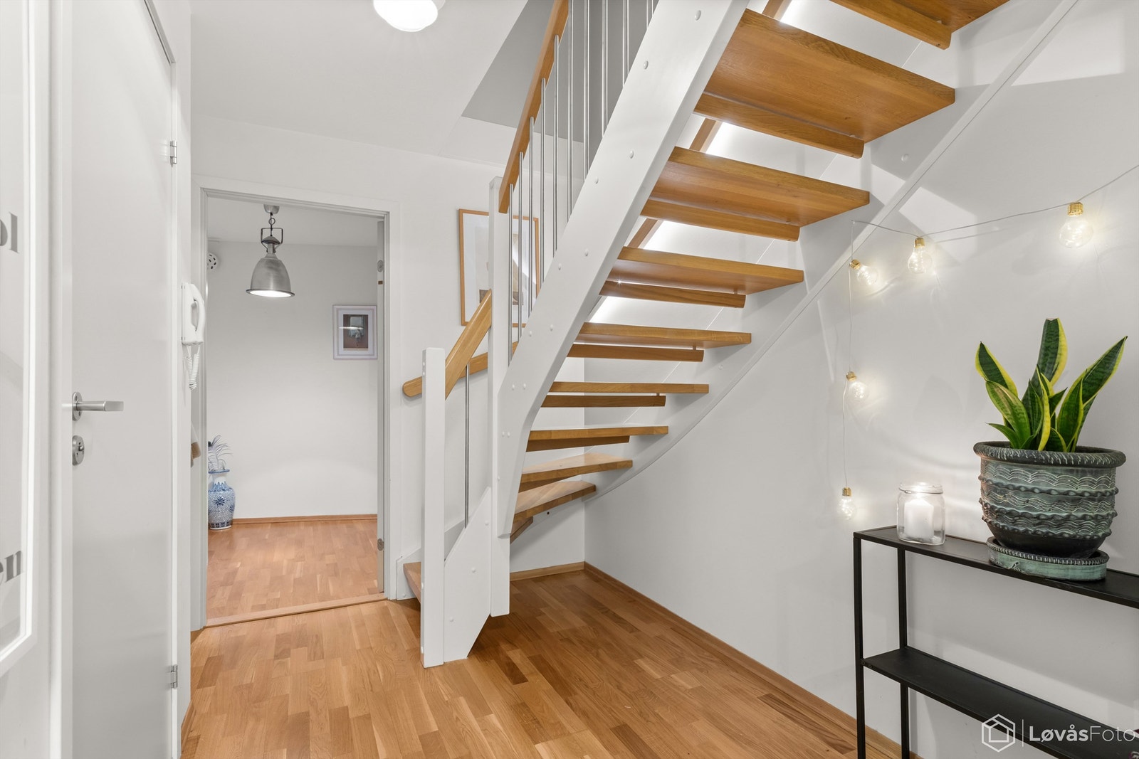 Her får du en praktisk inngangssone med plass til oppheng av yttertøy og oppbevaring. Galleribilde