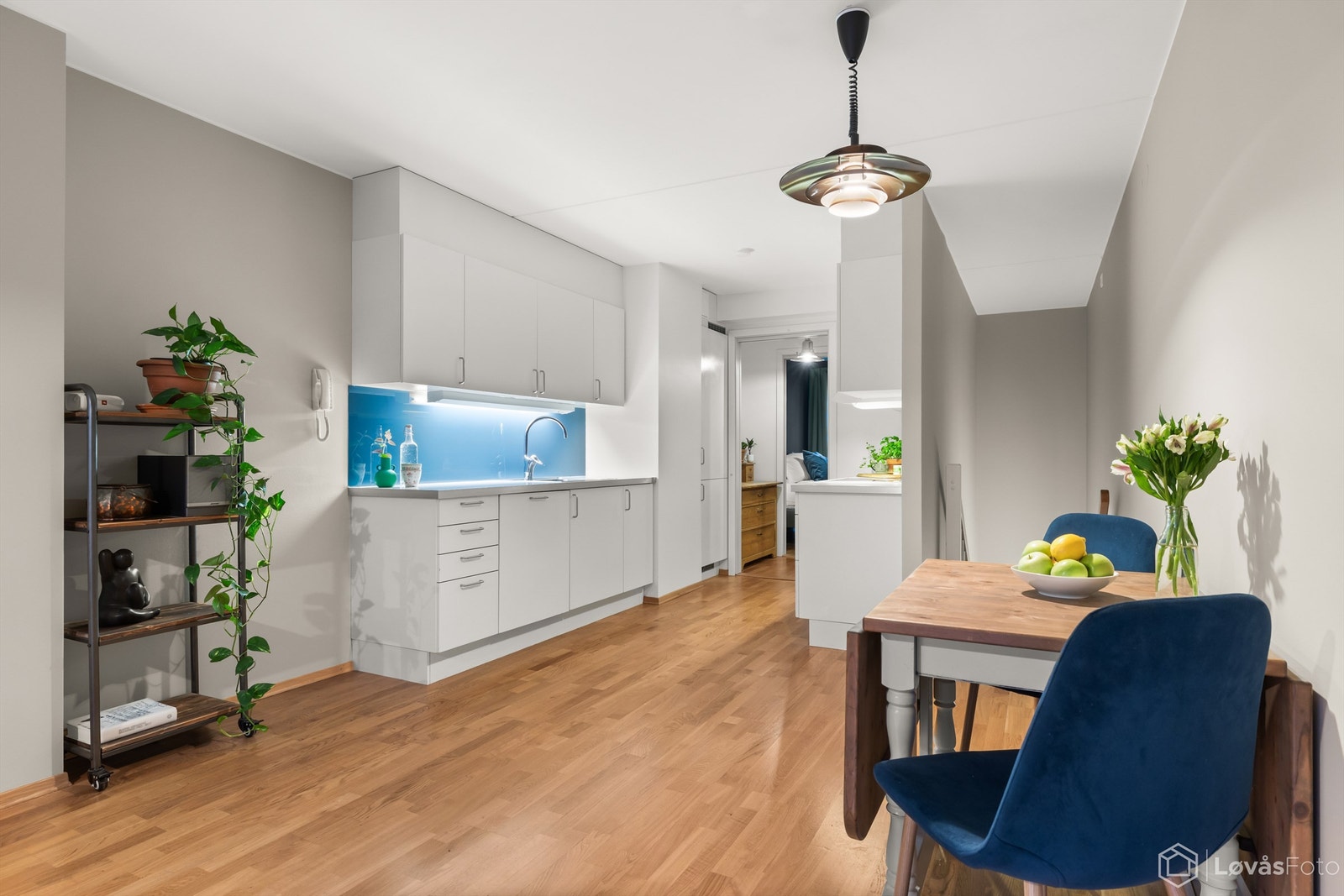 Inn igjen. Den åpne løsningen skaper et sosialt oppholdsrom. Galleribilde