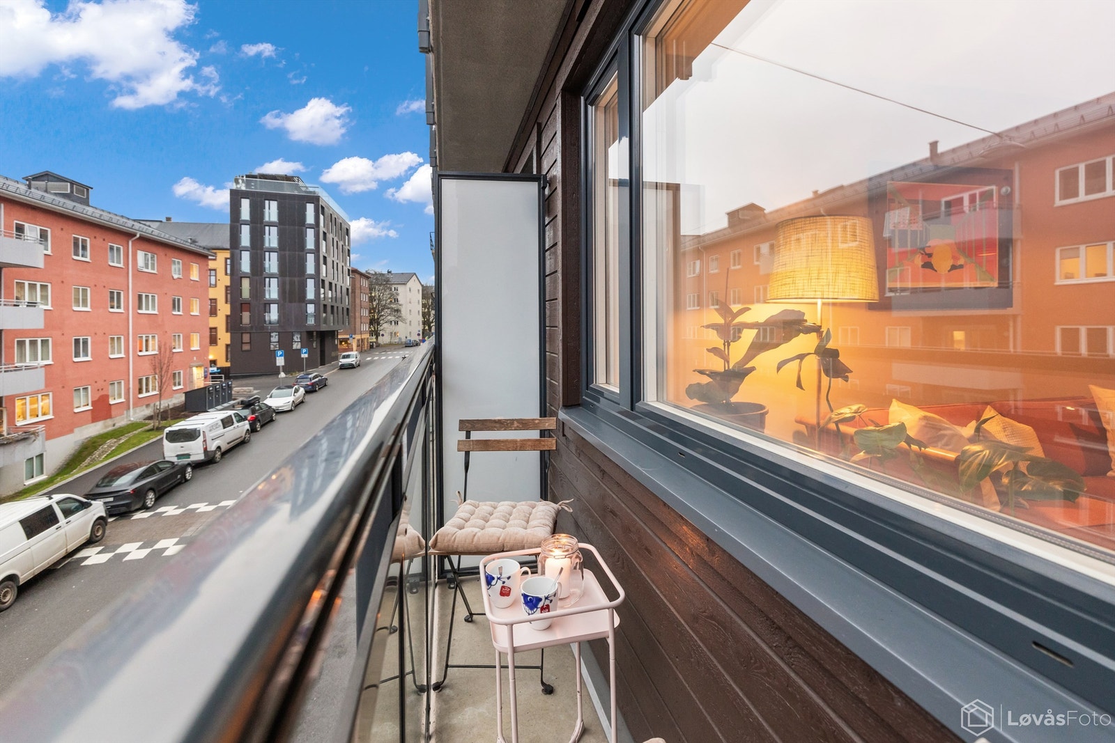 Balkongen har plass til lite cafebord - ideelt for rolige stunder med kaffe eller vin. Galleribilde