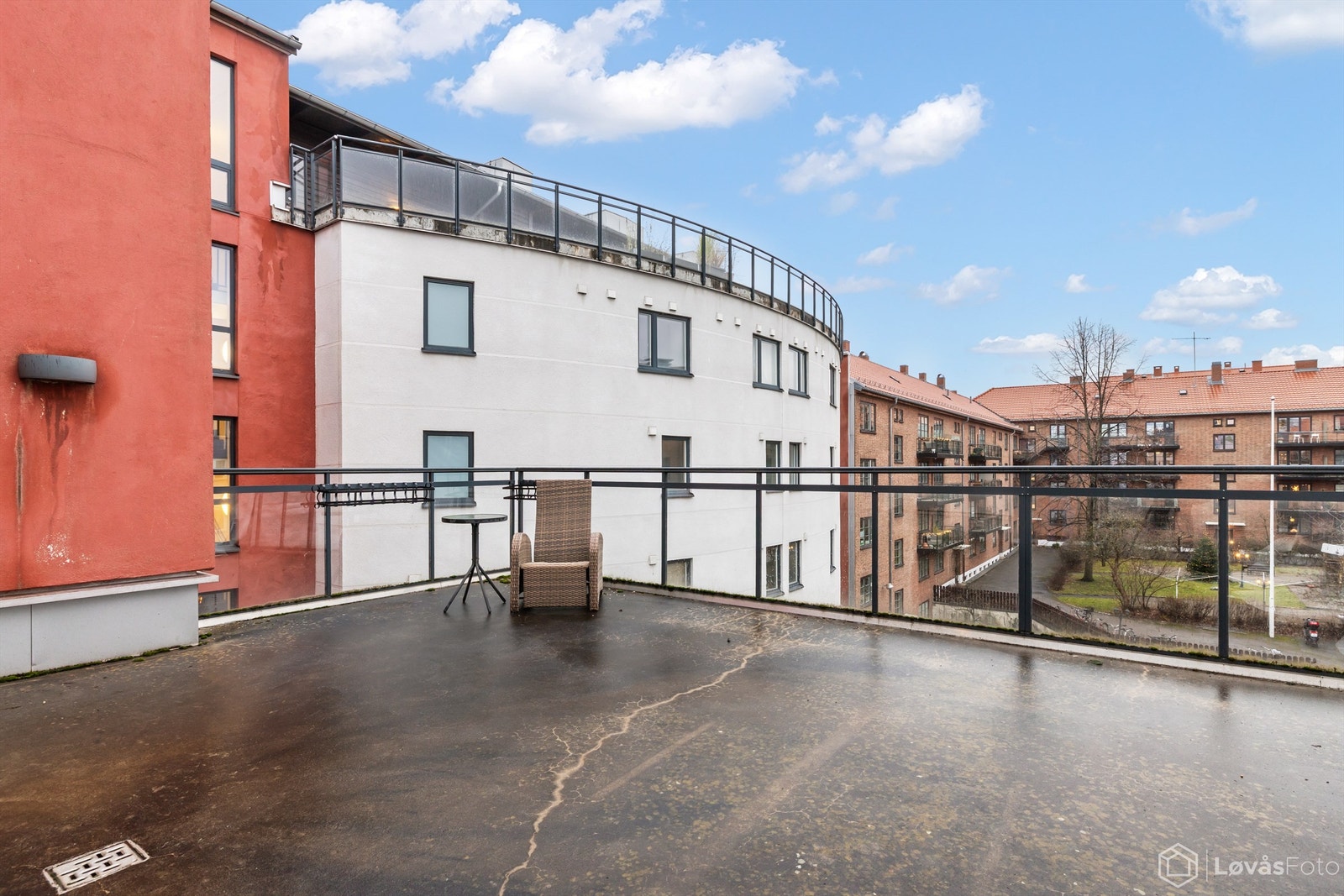 Sameiet har to store felles takterrasser med sittegrupper - et populært samlingspunkt for beboerne, perfekt for solrike dager og hyggelige kvelder med utsikt over nærområdet. Galleribilde