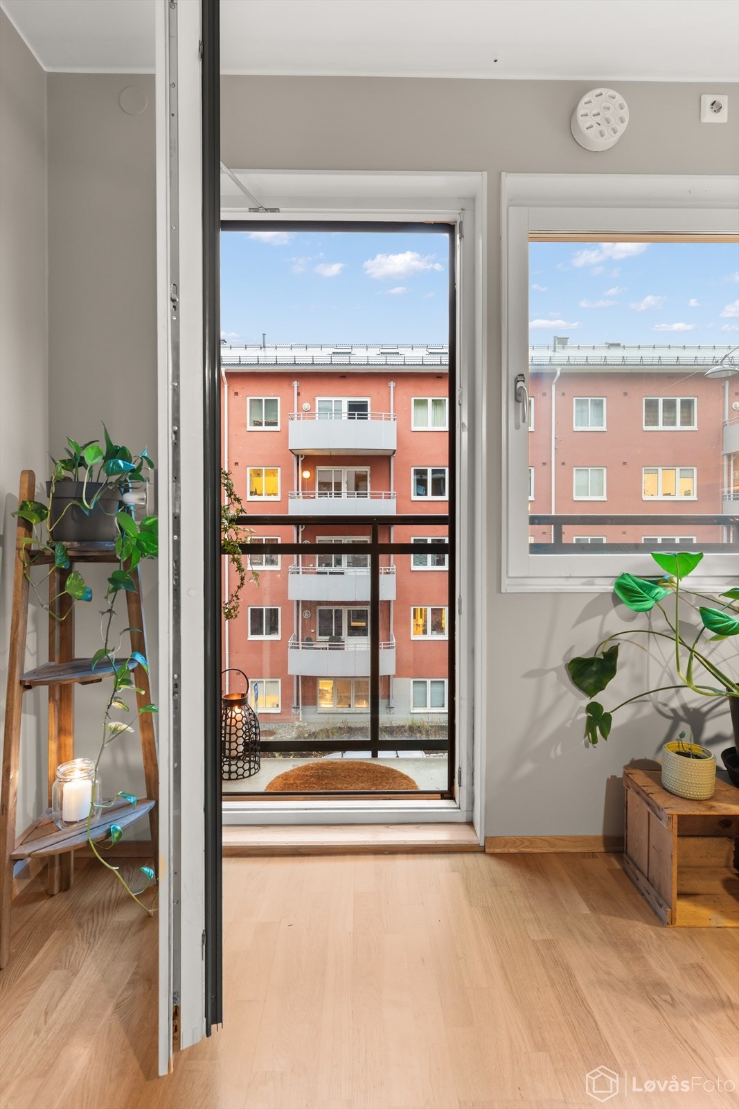 Fra stuen er det utgang til en vestvendt balkong på ca. 2 kvm, med ettermiddagssol. Galleribilde